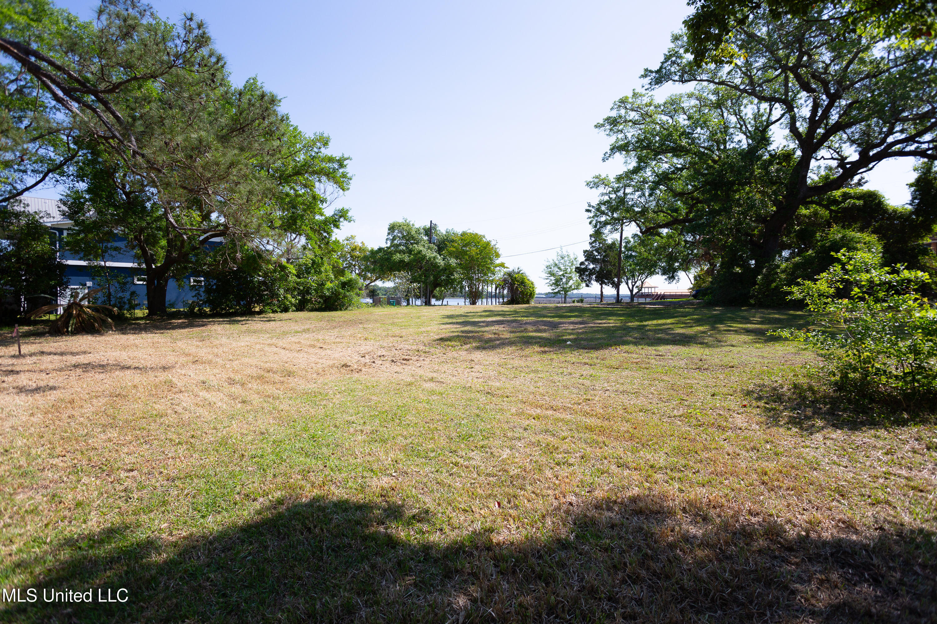1305 Cove Avenue Property Photo 3