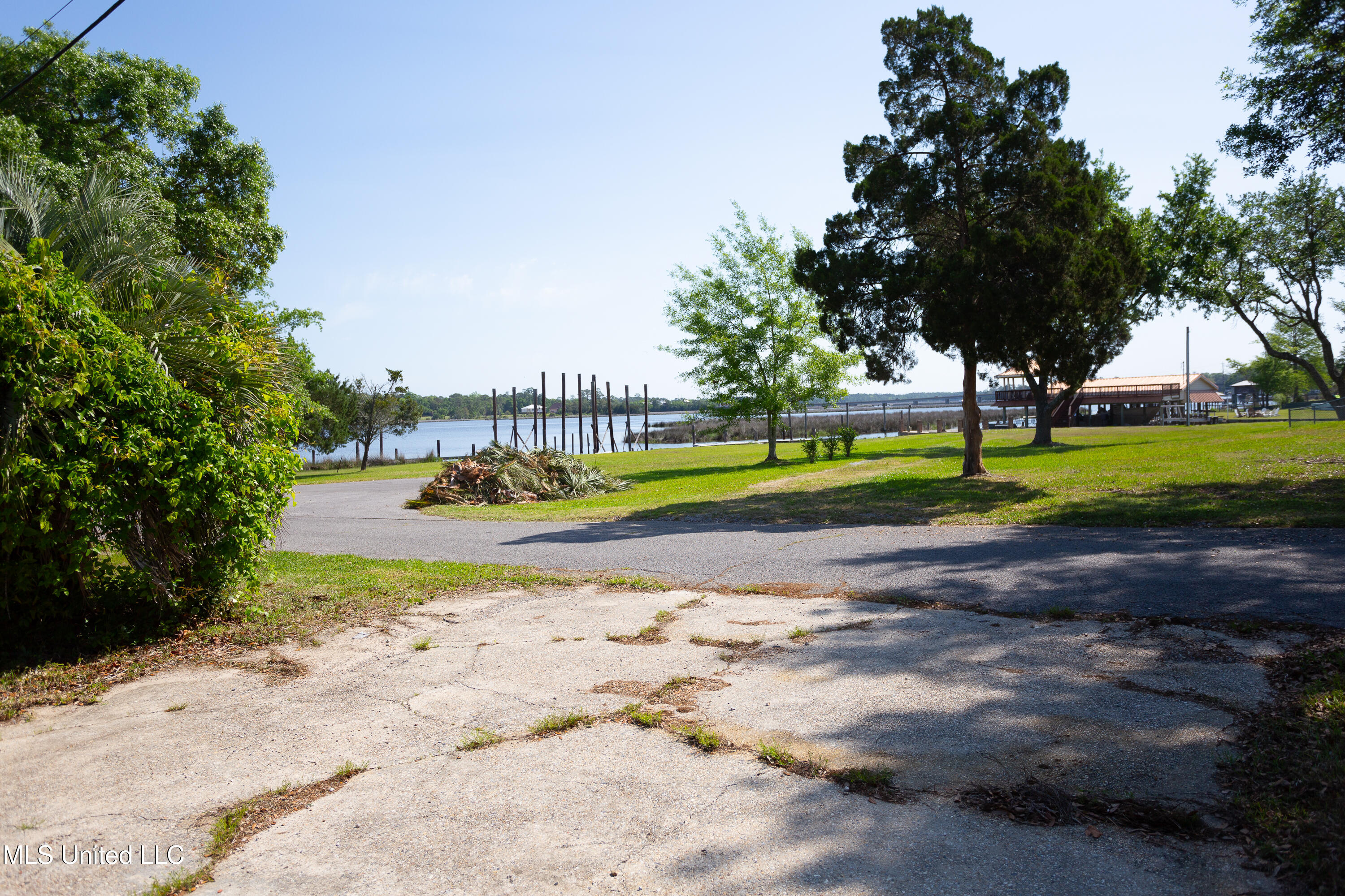 1305 Cove Avenue Property Photo 4