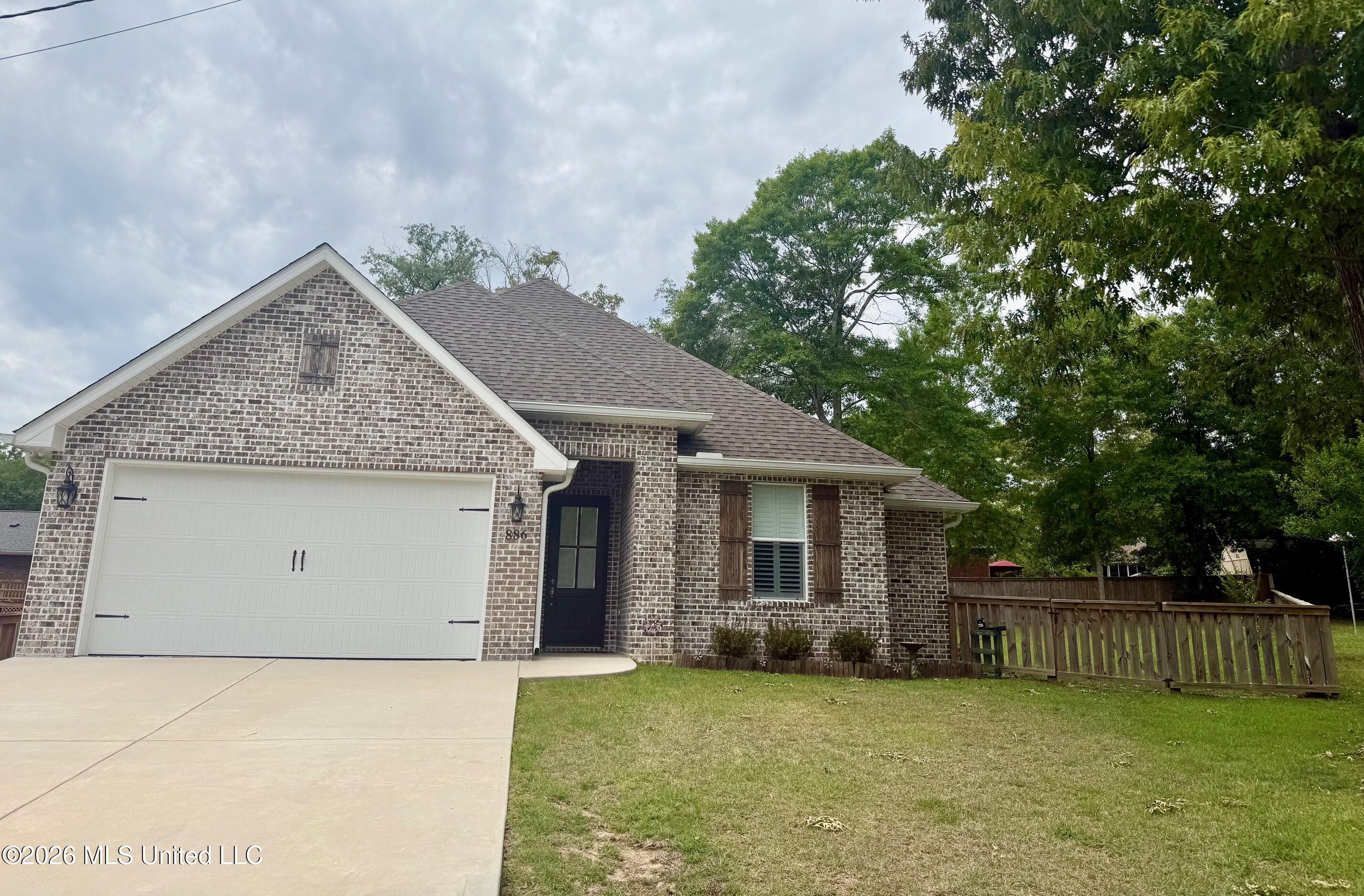 886 Maili Place Property Photo 1