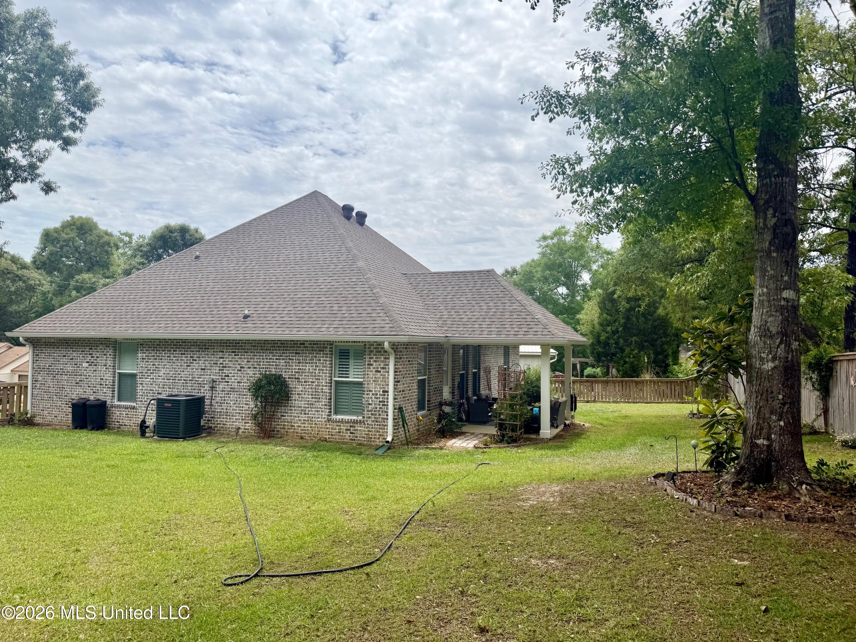 886 Maili Place Property Photo 2