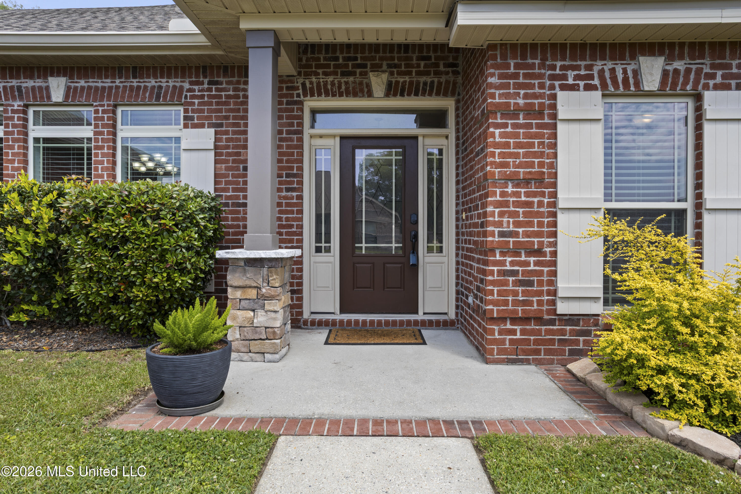 12 Estate Drive Property Photo 1