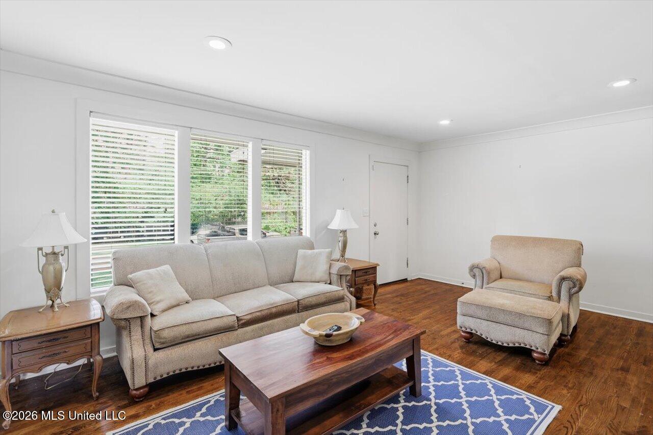 1055 Parkwood Place Property Photo 6