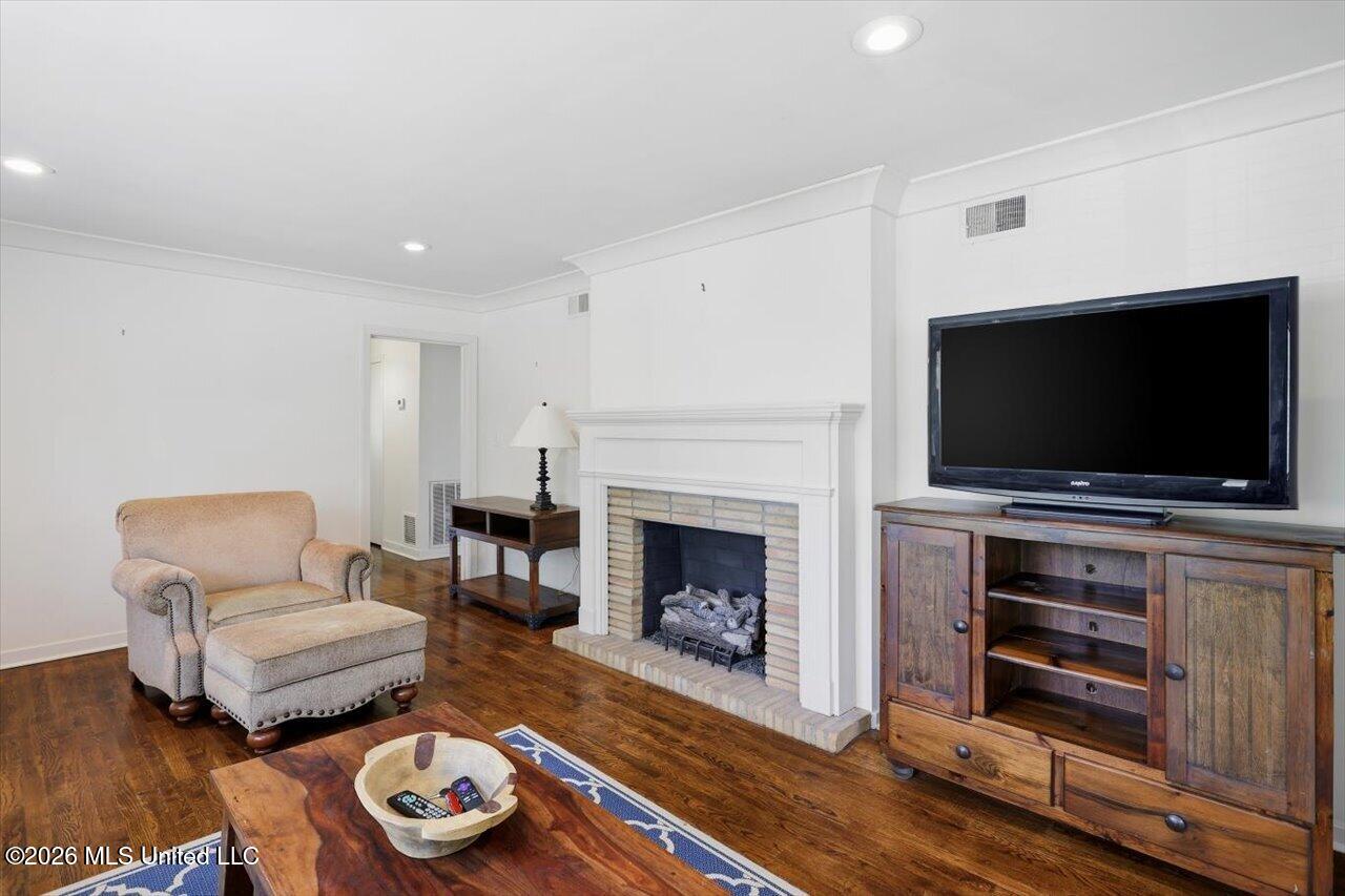 1055 Parkwood Place Property Photo 7