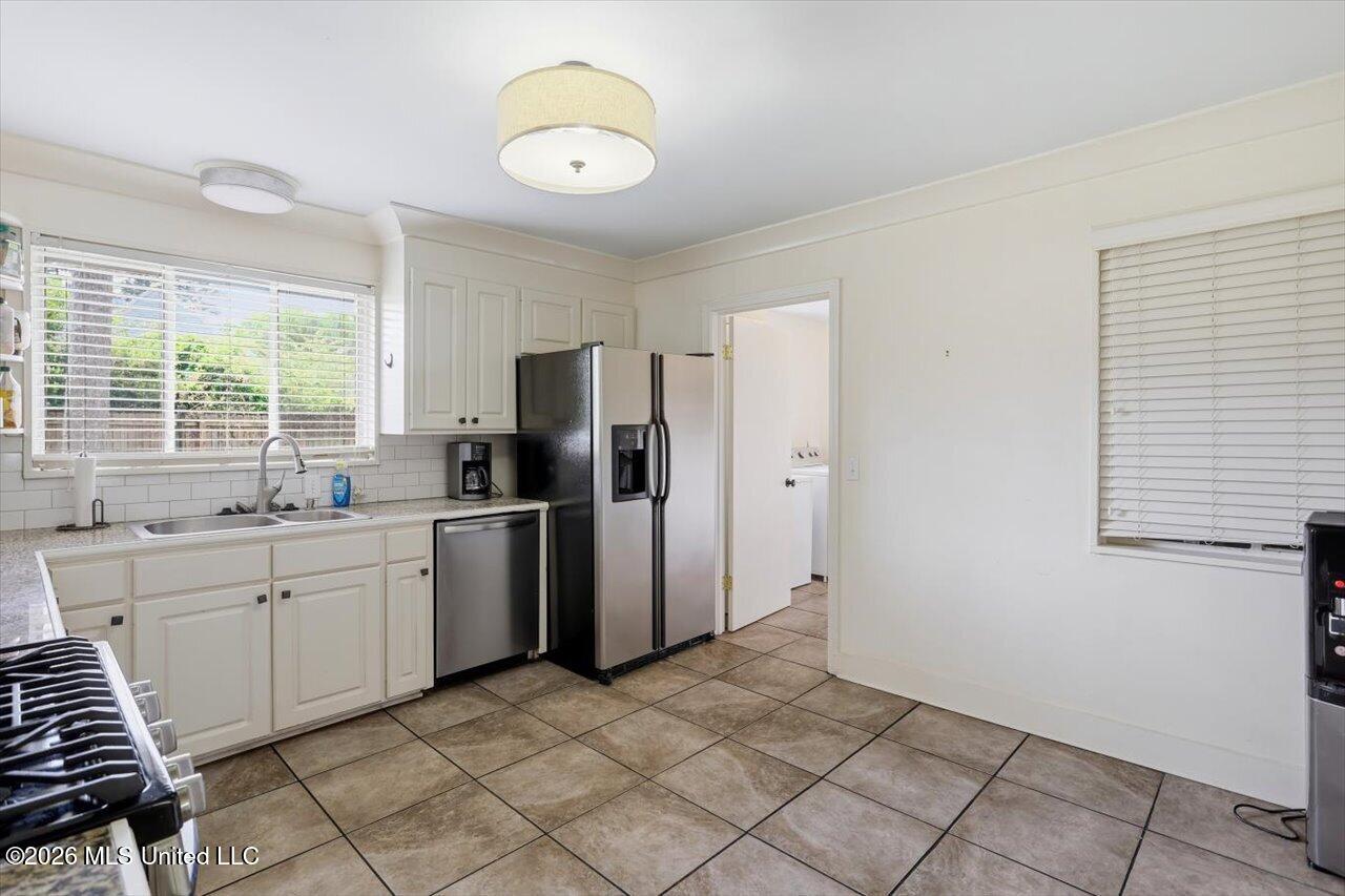 1055 Parkwood Place Property Photo 9