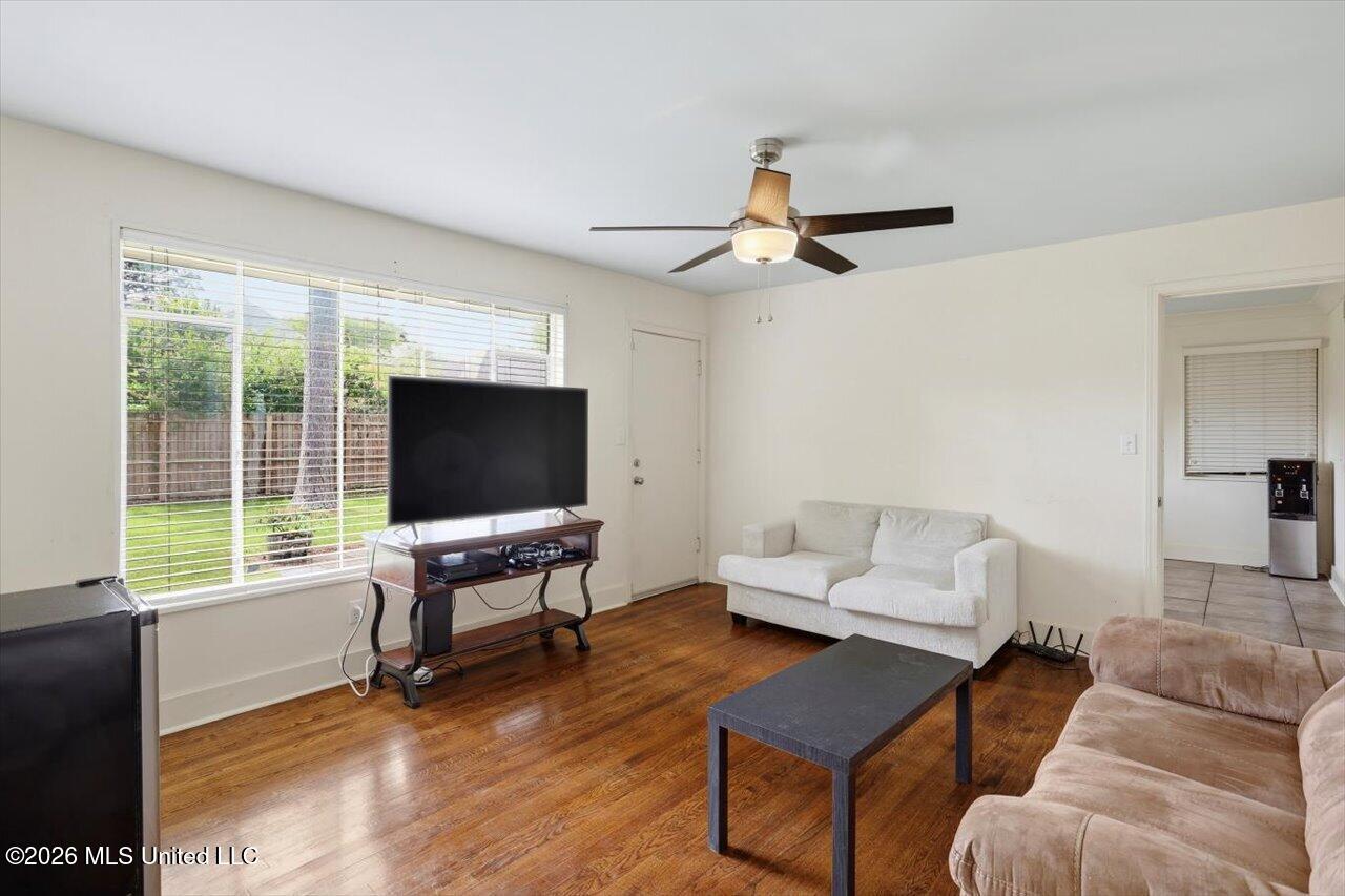 1055 Parkwood Place Property Photo 15