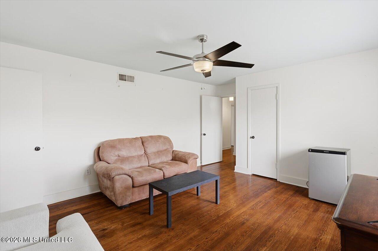 1055 Parkwood Place Property Photo 16