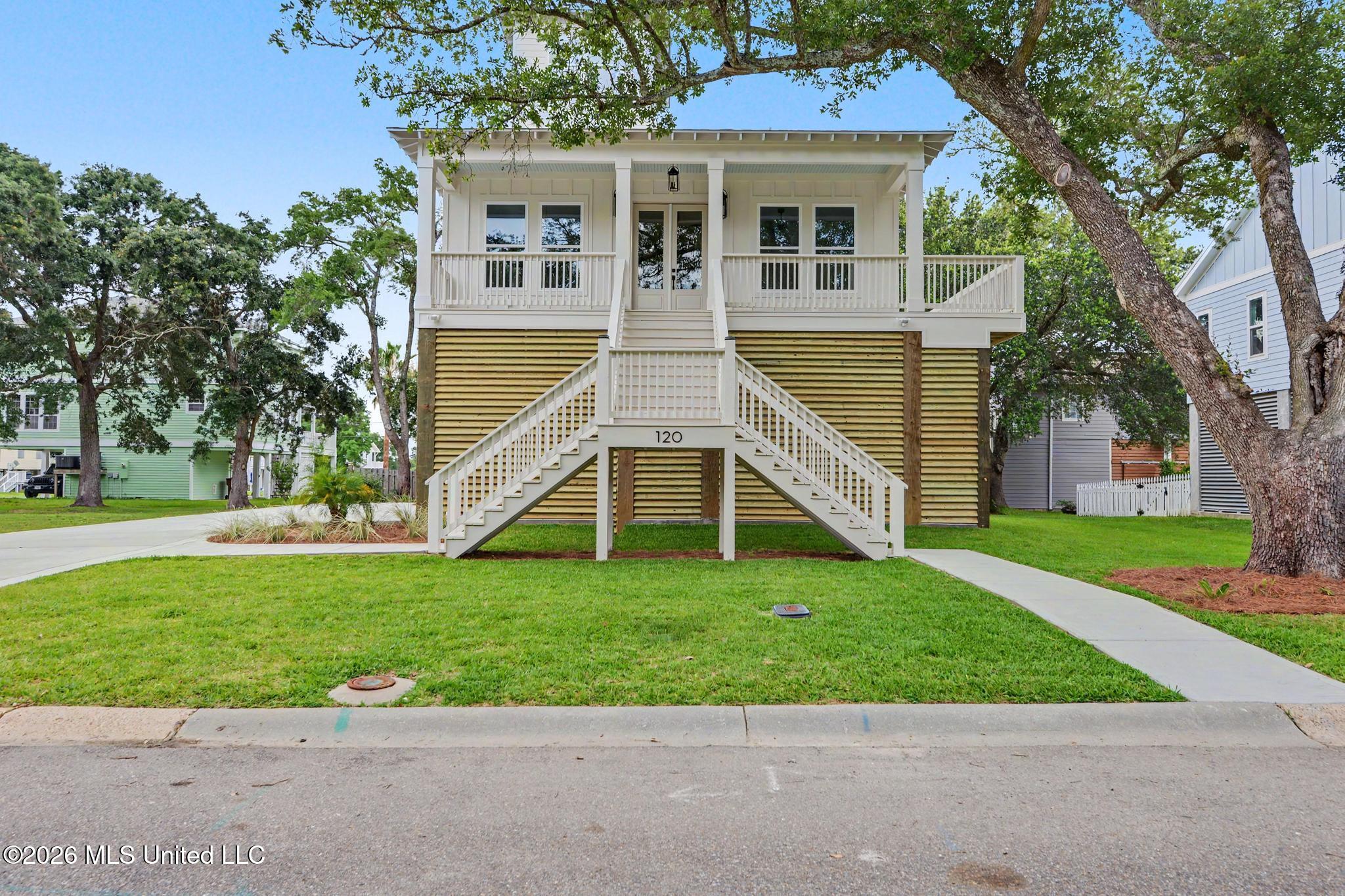 120 Beachview Drive Property Photo 1
