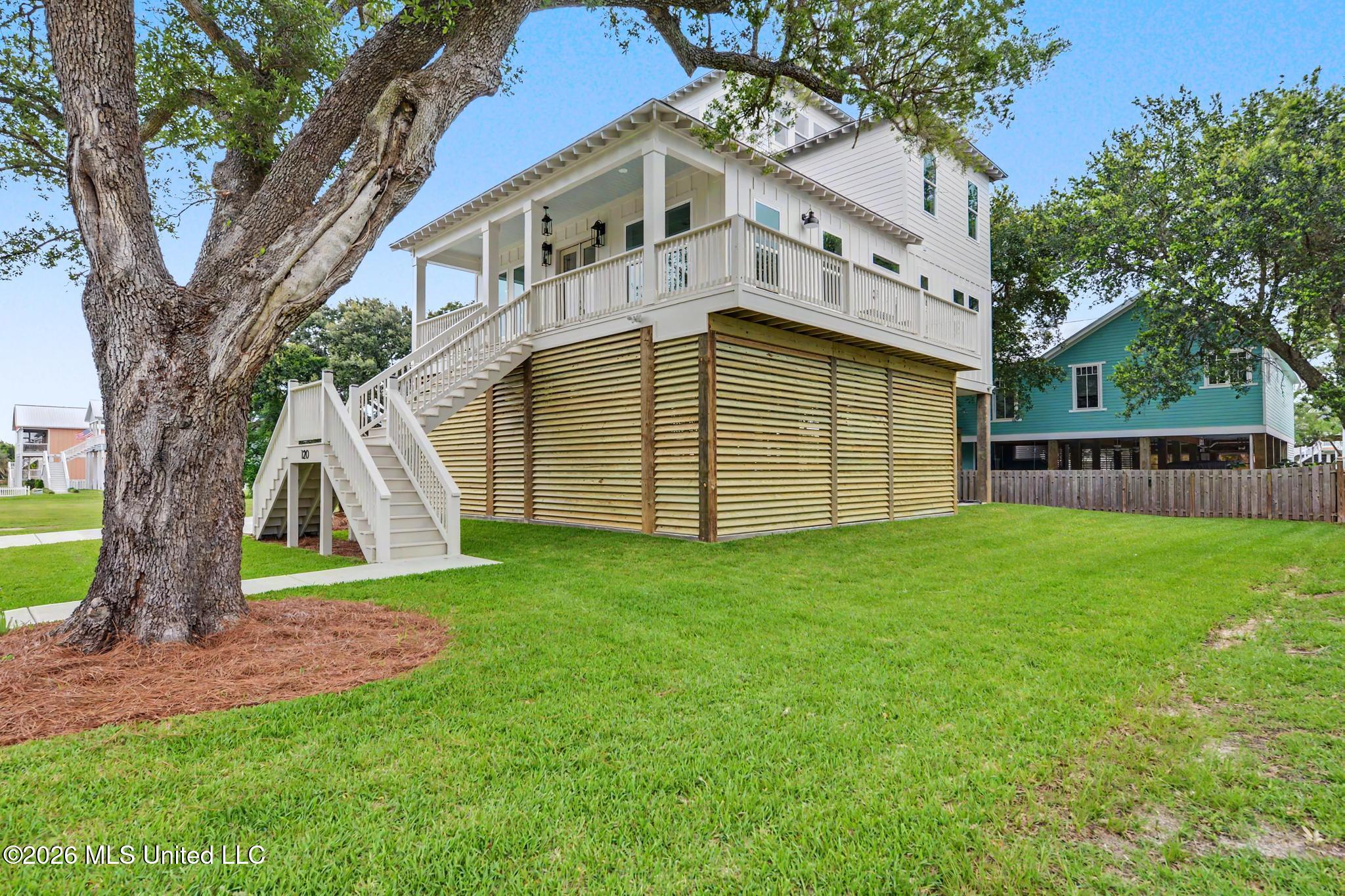 120 Beachview Drive Property Photo 3