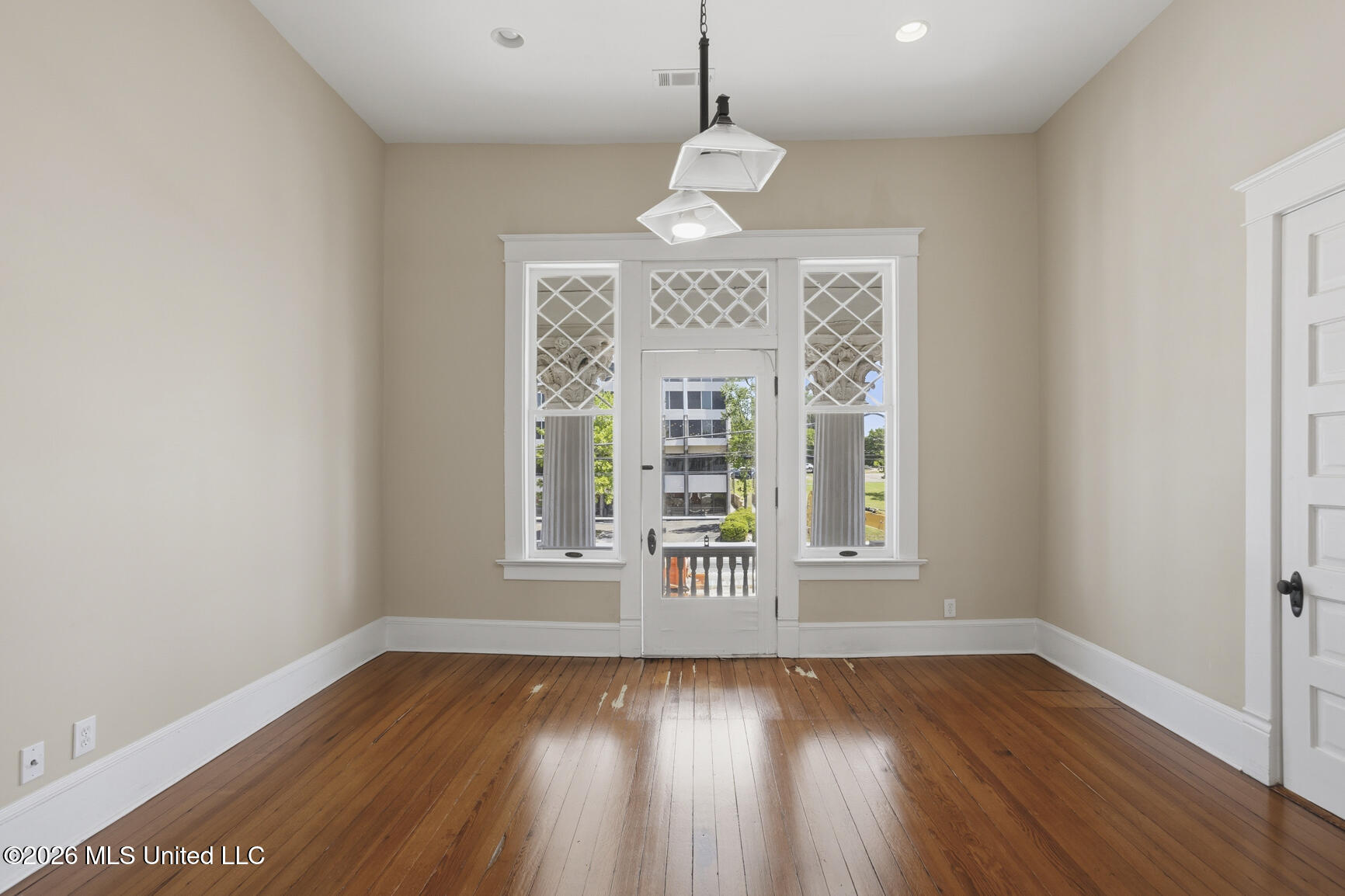 737 N State Street Property Photo 23