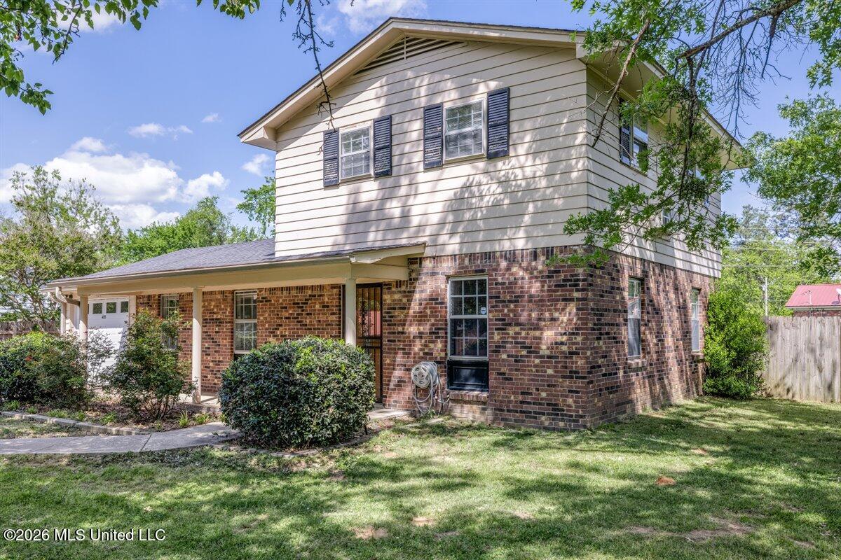 485 Gordon Drive Property Photo 3