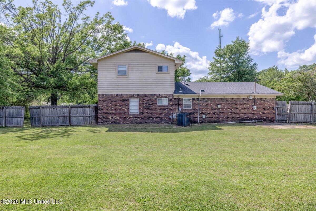 485 Gordon Drive Property Photo 4