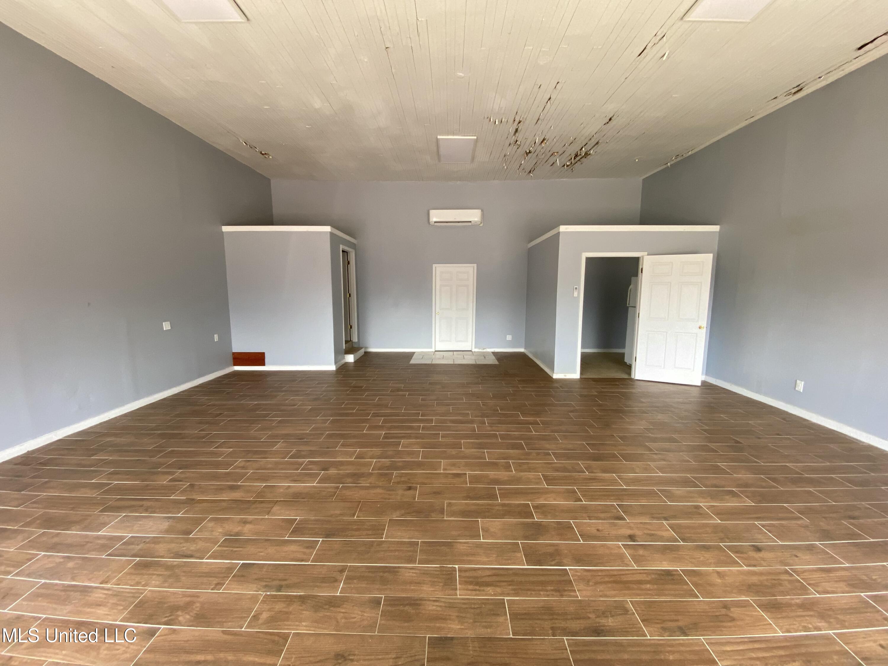 225 Main Street Property Photo 3
