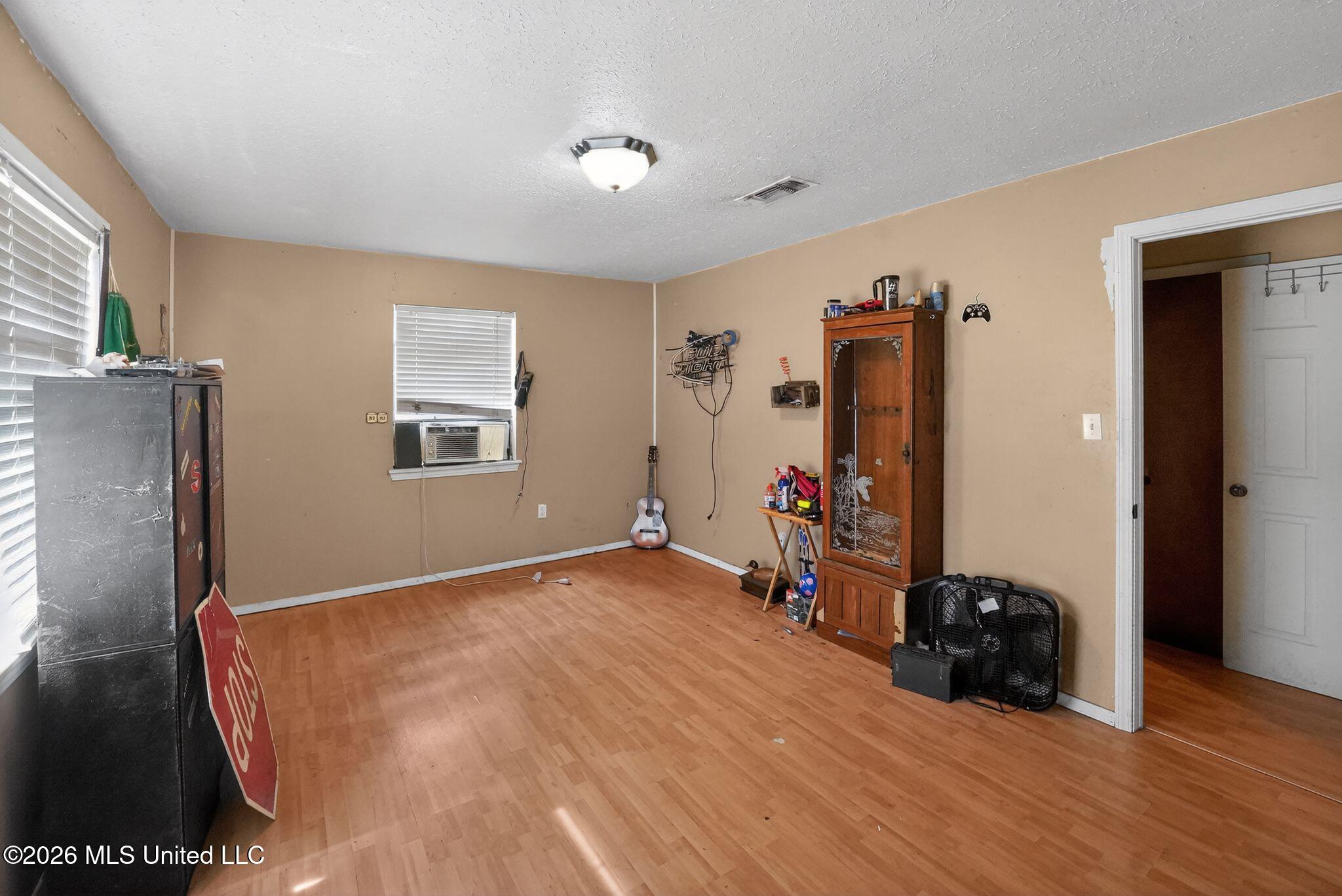 838 S Main Street Property Photo 8