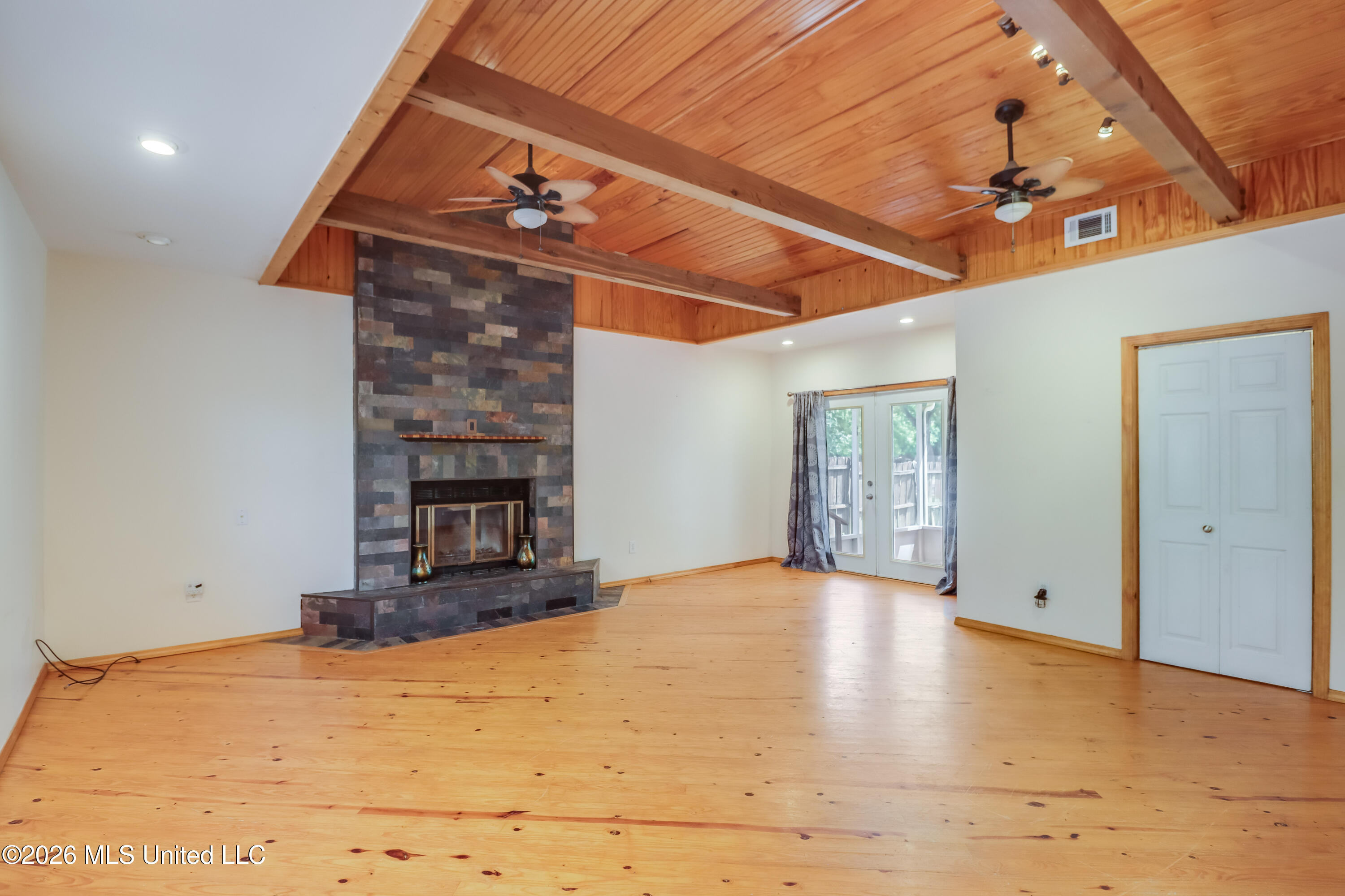 23083 Montebella Road Property Photo 6