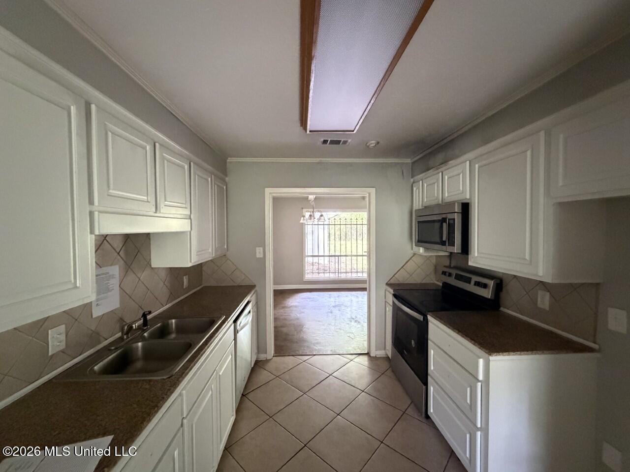 118 Scottdale Drive Property Photo 3