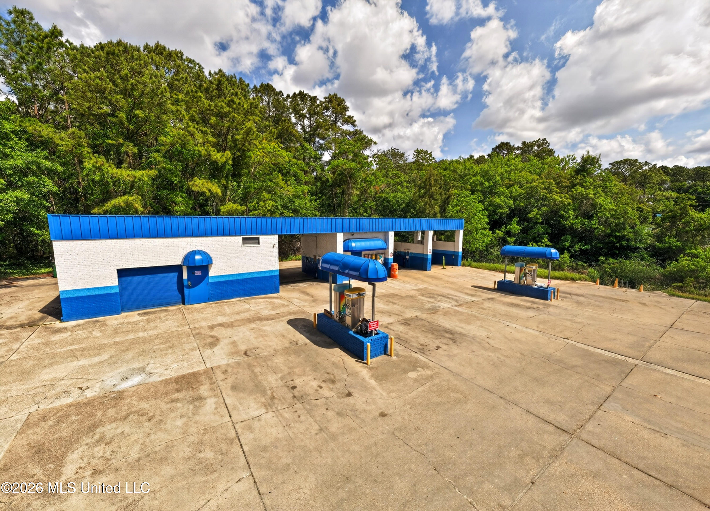 3901 Dolphin Drive Property Photo 3