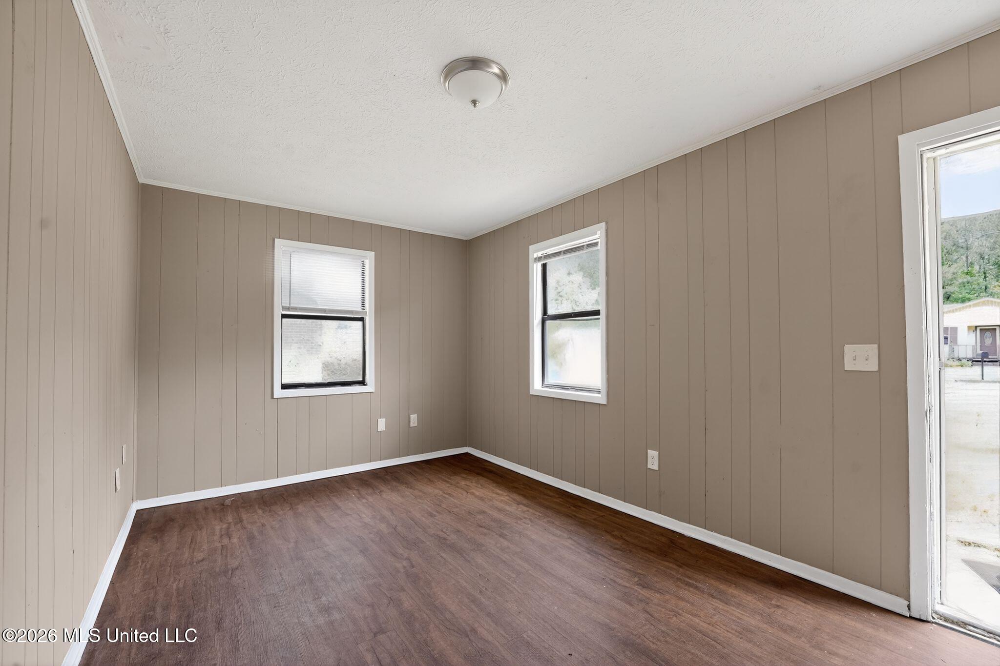 907 Tyler Street Property Photo 7
