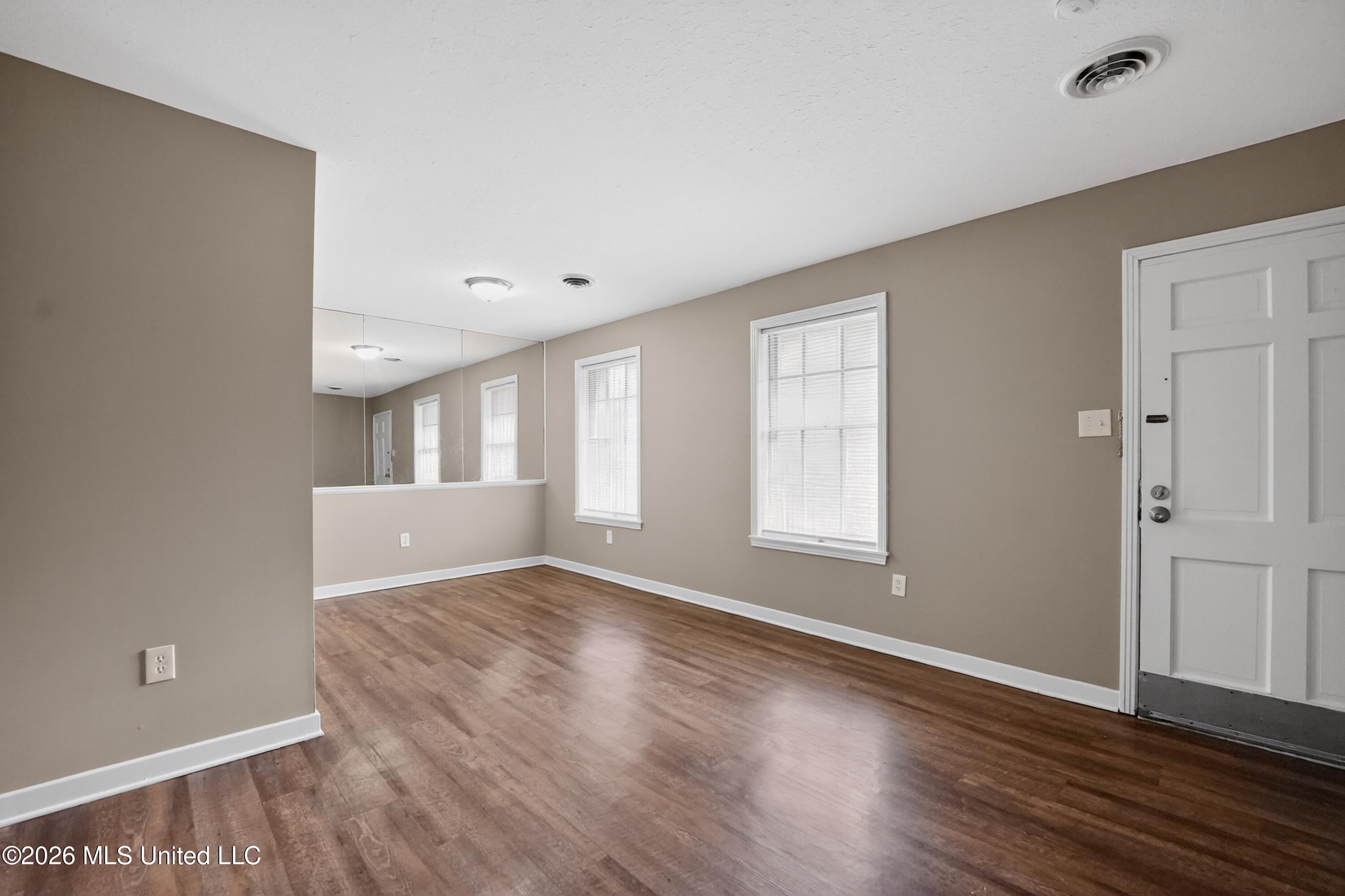3009 Suncrest Drive Property Photo 4