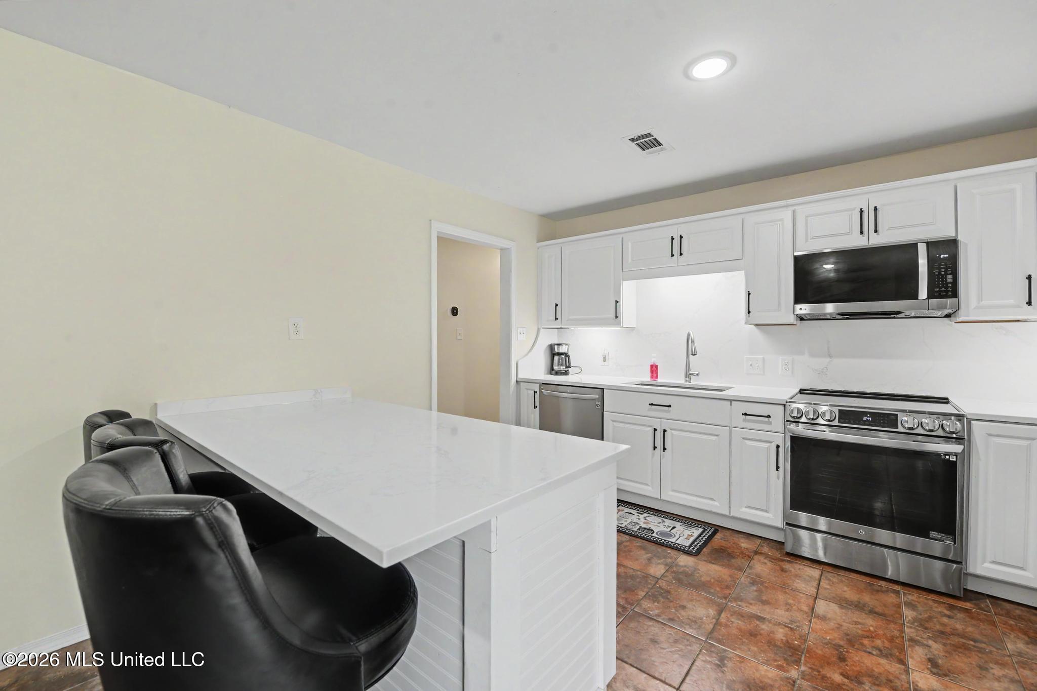 203 Lynn Circle Property Photo 6
