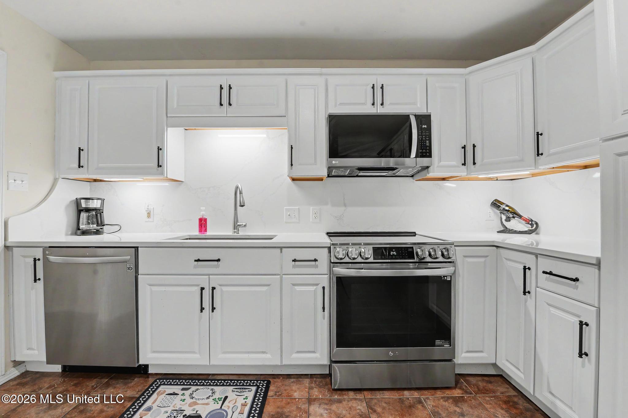 203 Lynn Circle Property Photo 8
