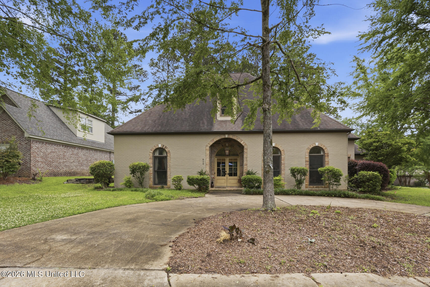 610 Abbots Lane Property Photo 2