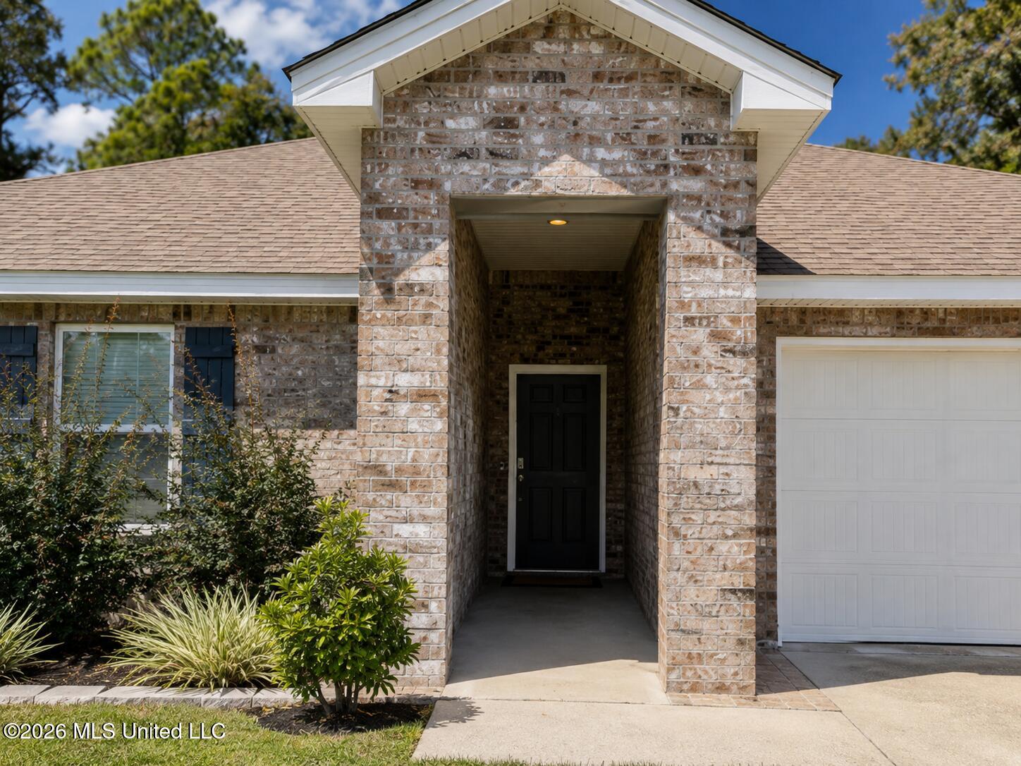 212 Hawthorne Drive Property Photo 2