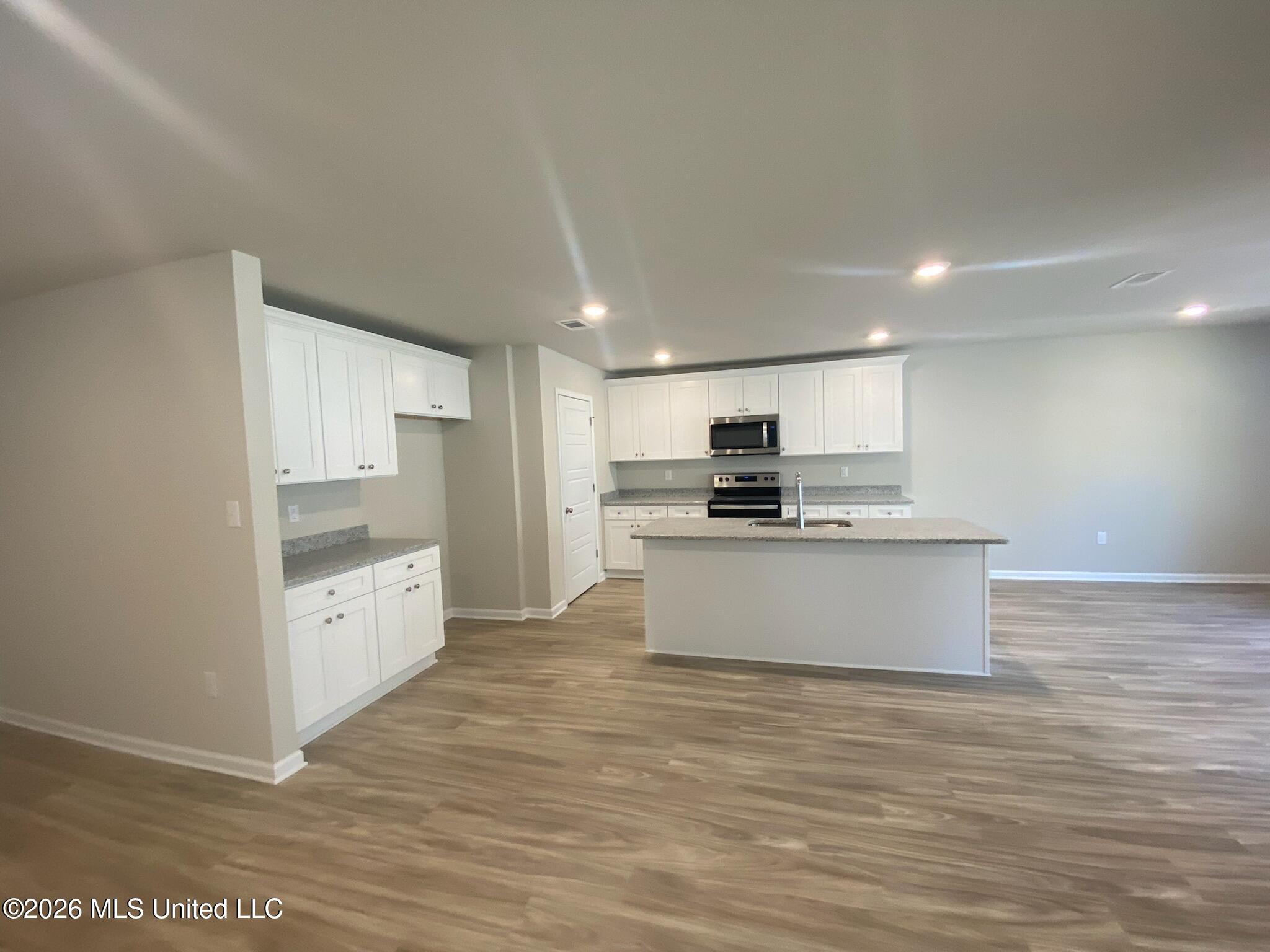 212 Hawthorne Drive Property Photo 3