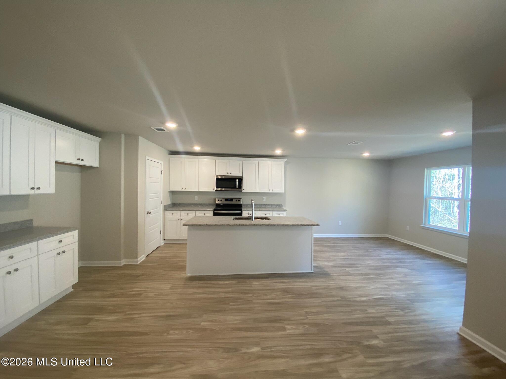 212 Hawthorne Drive Property Photo 4