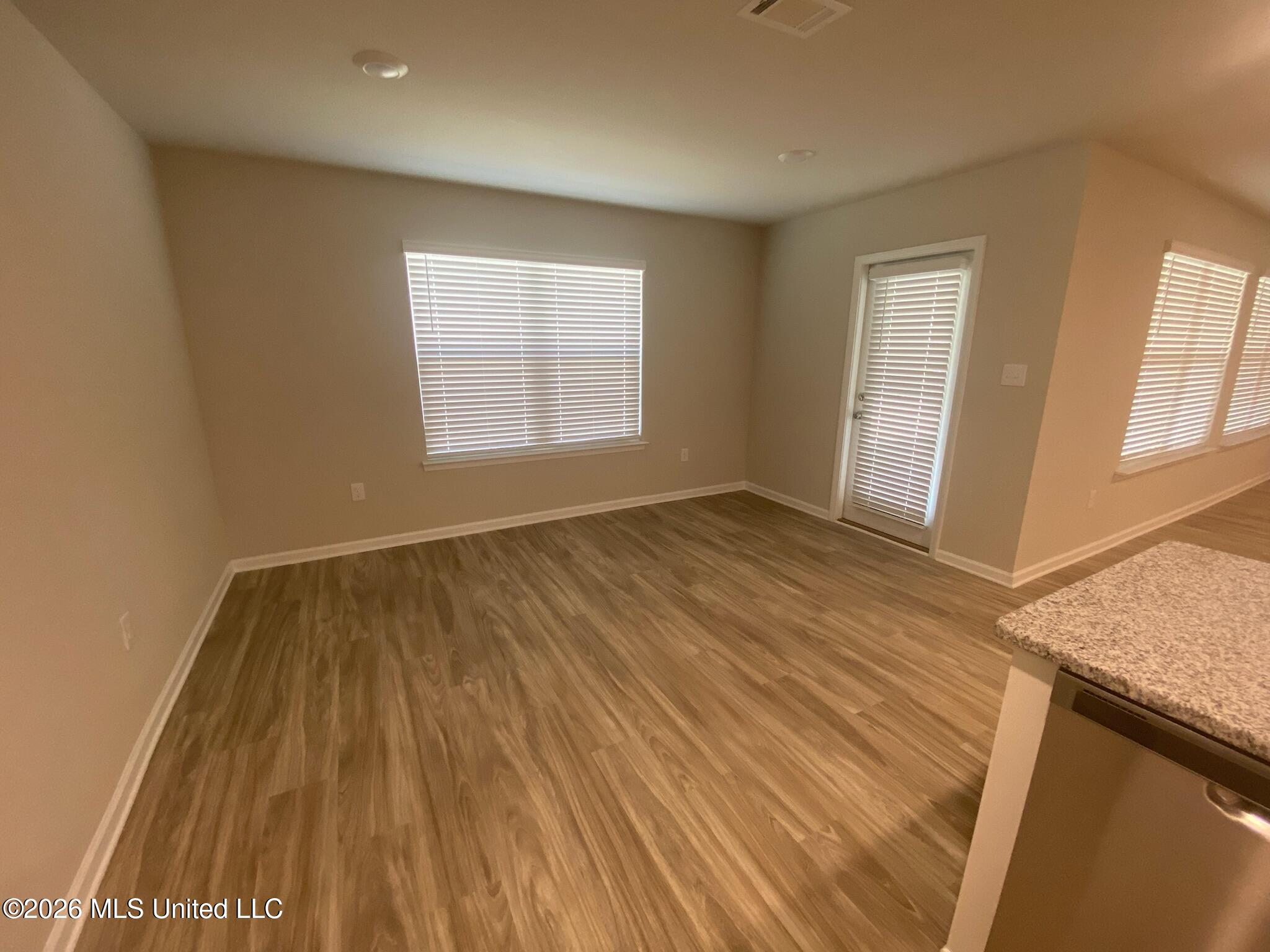 212 Hawthorne Drive Property Photo 7