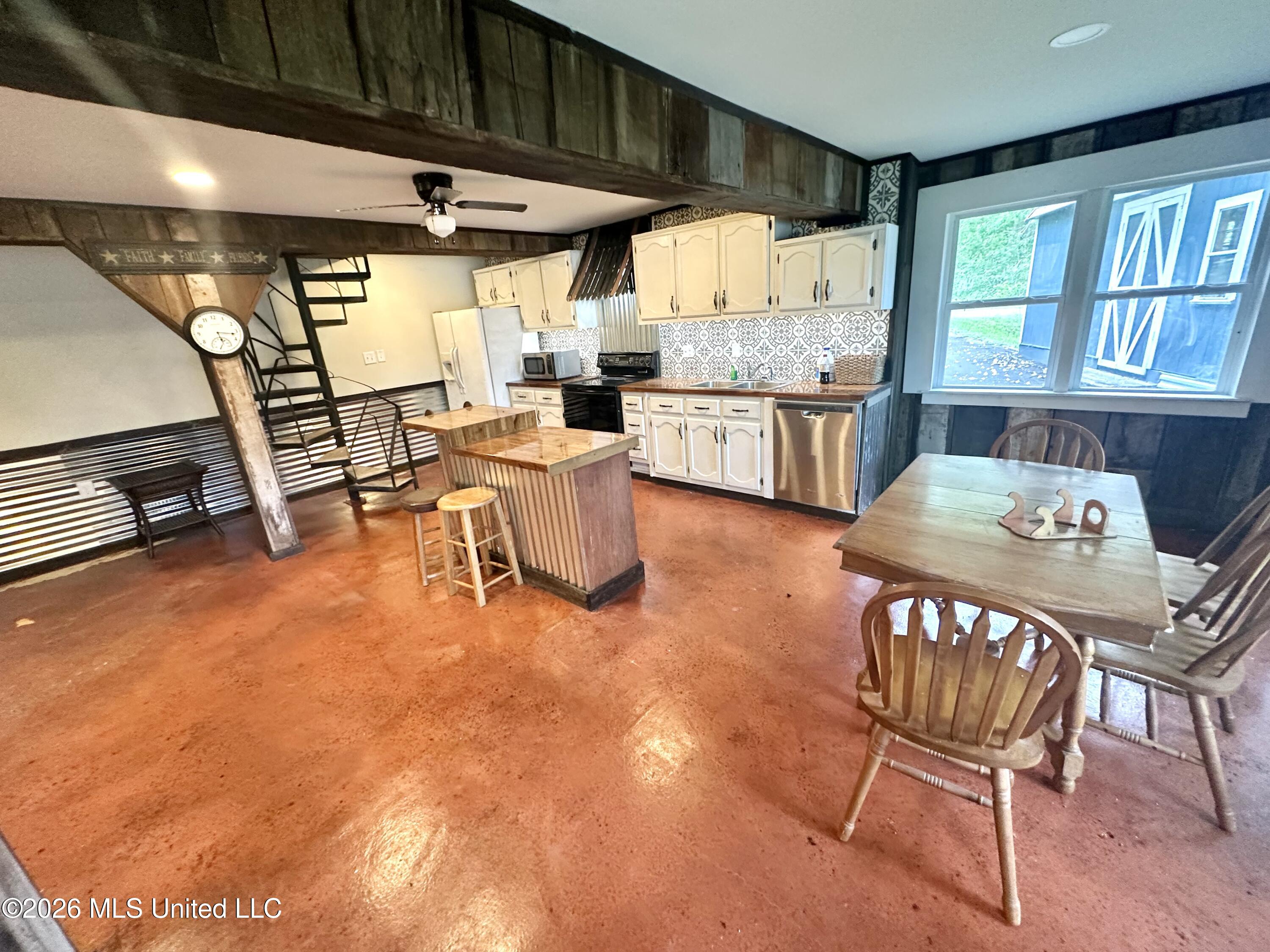 385 Lake Shore Drive Property Photo 2