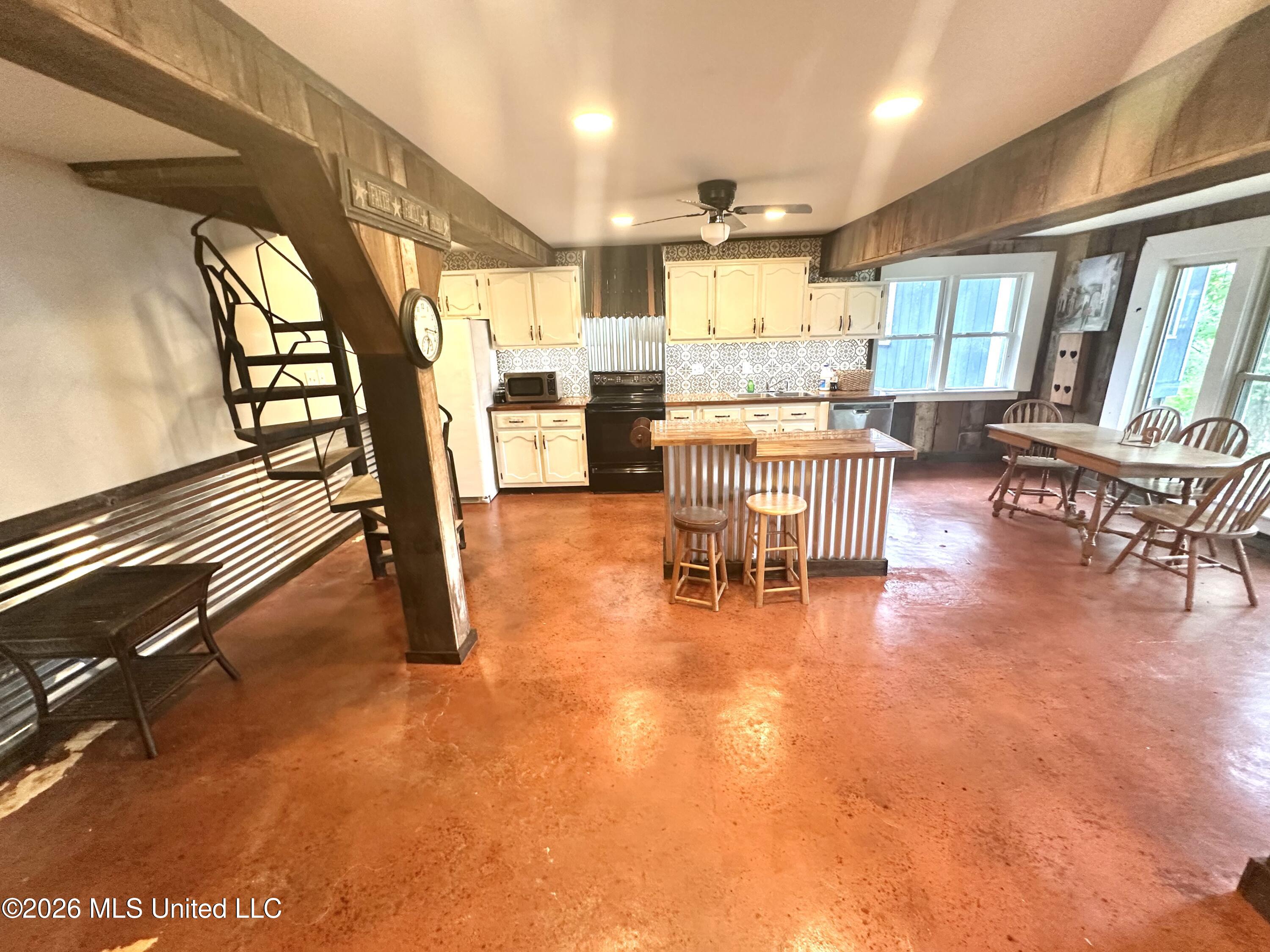 385 Lake Shore Drive Property Photo 3