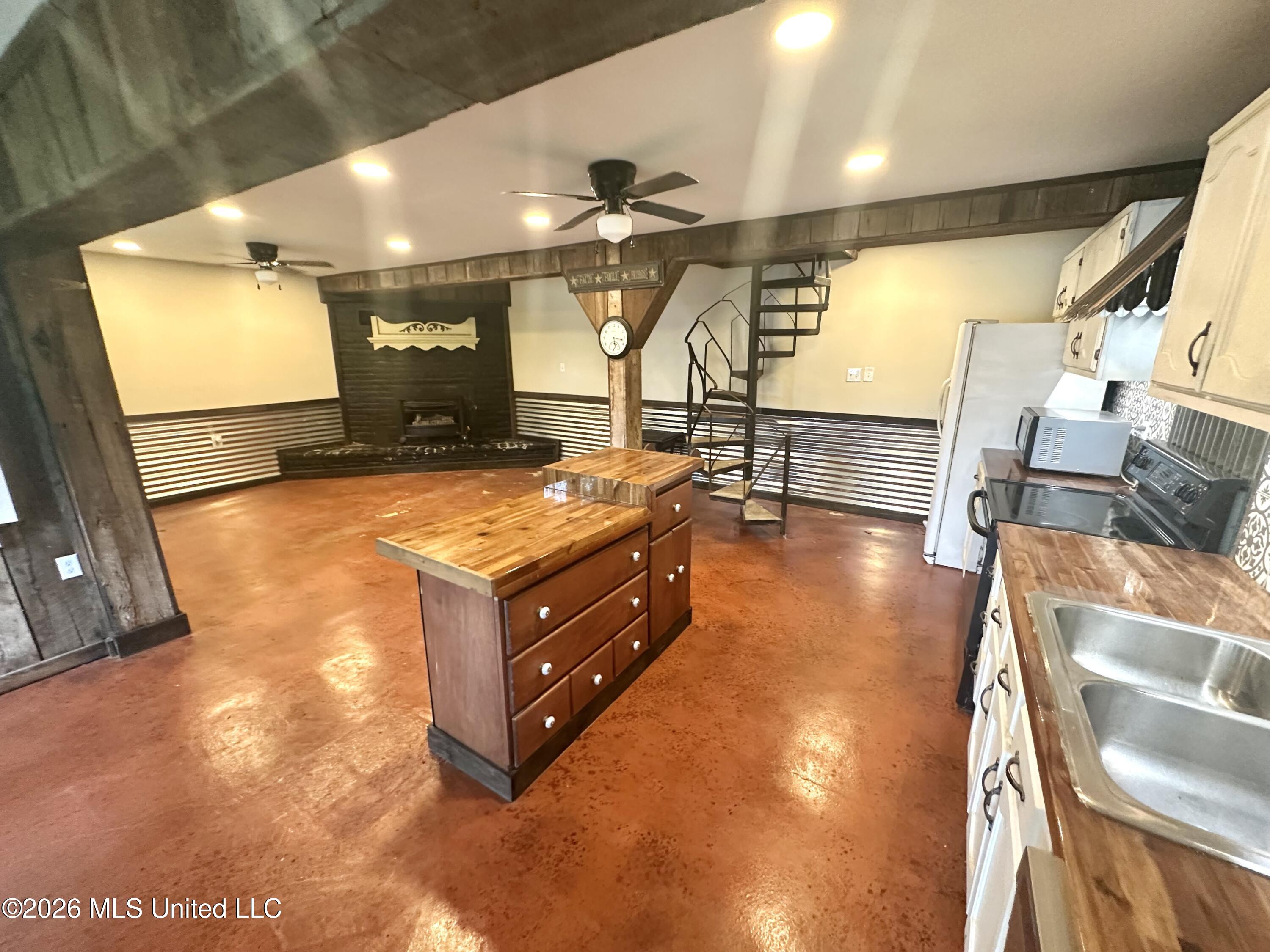 385 Lake Shore Drive Property Photo 4