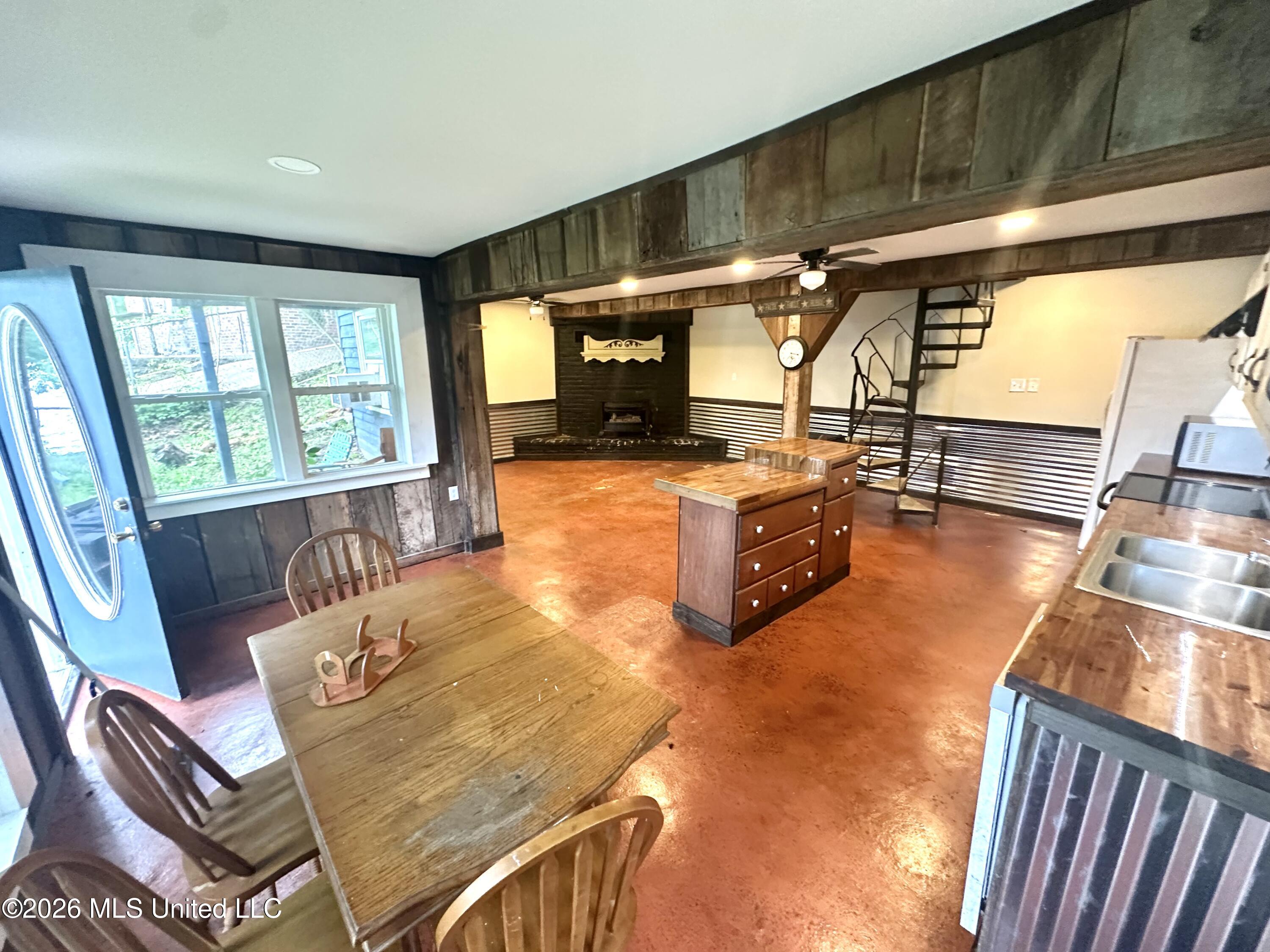385 Lake Shore Drive Property Photo 5