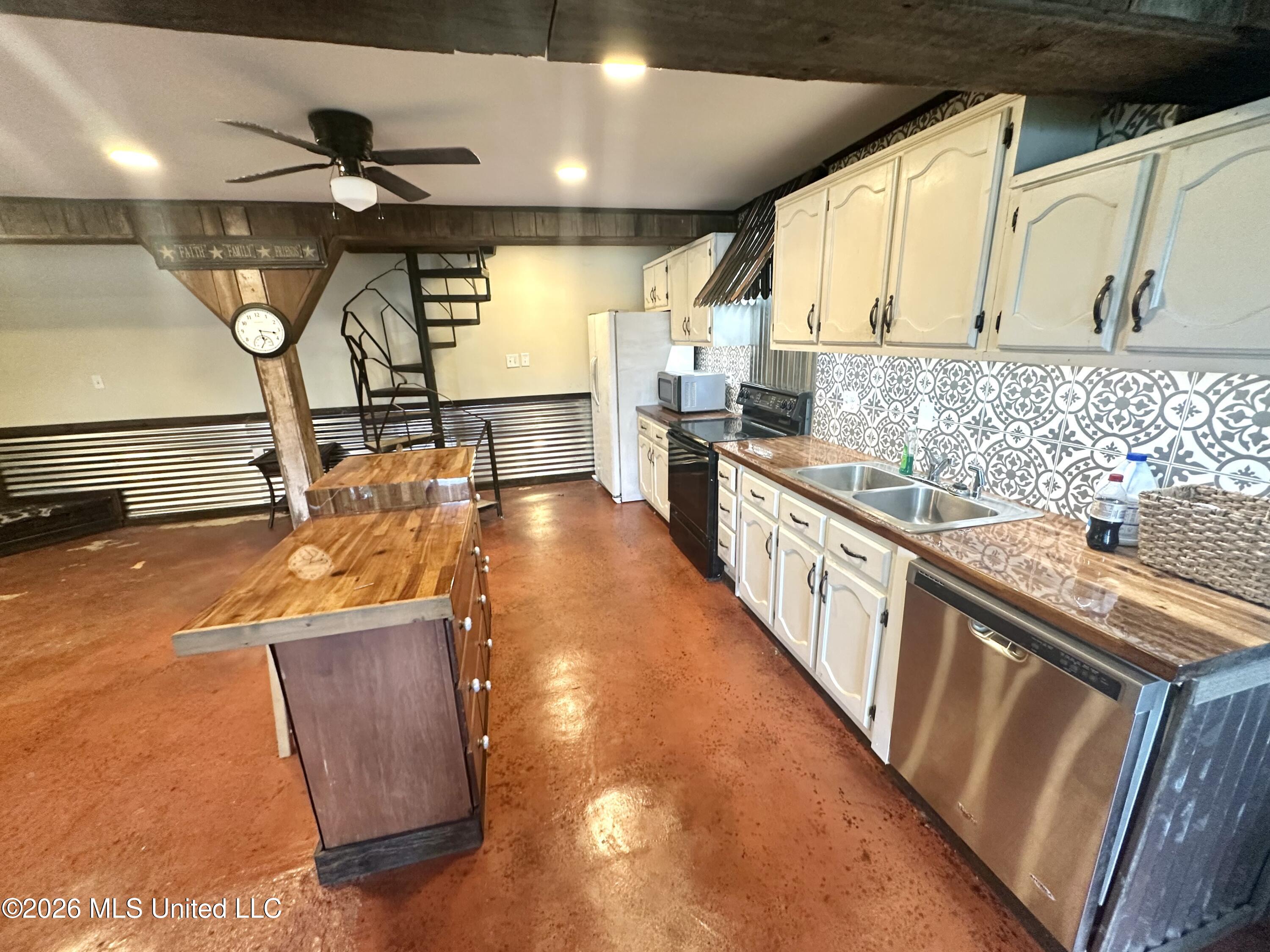 385 Lake Shore Drive Property Photo 6