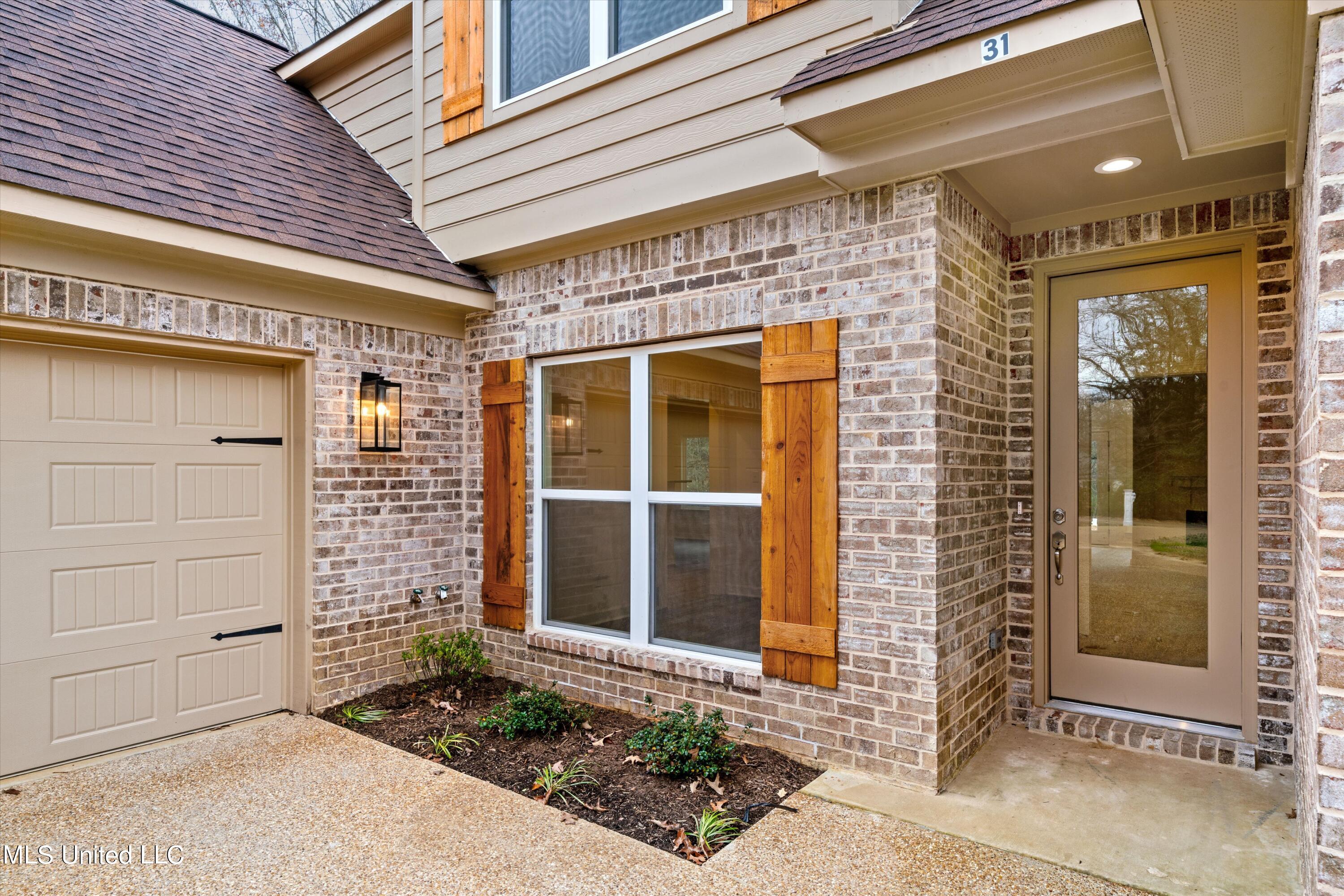 31 Scattered Oaks Drive Property Photo 3