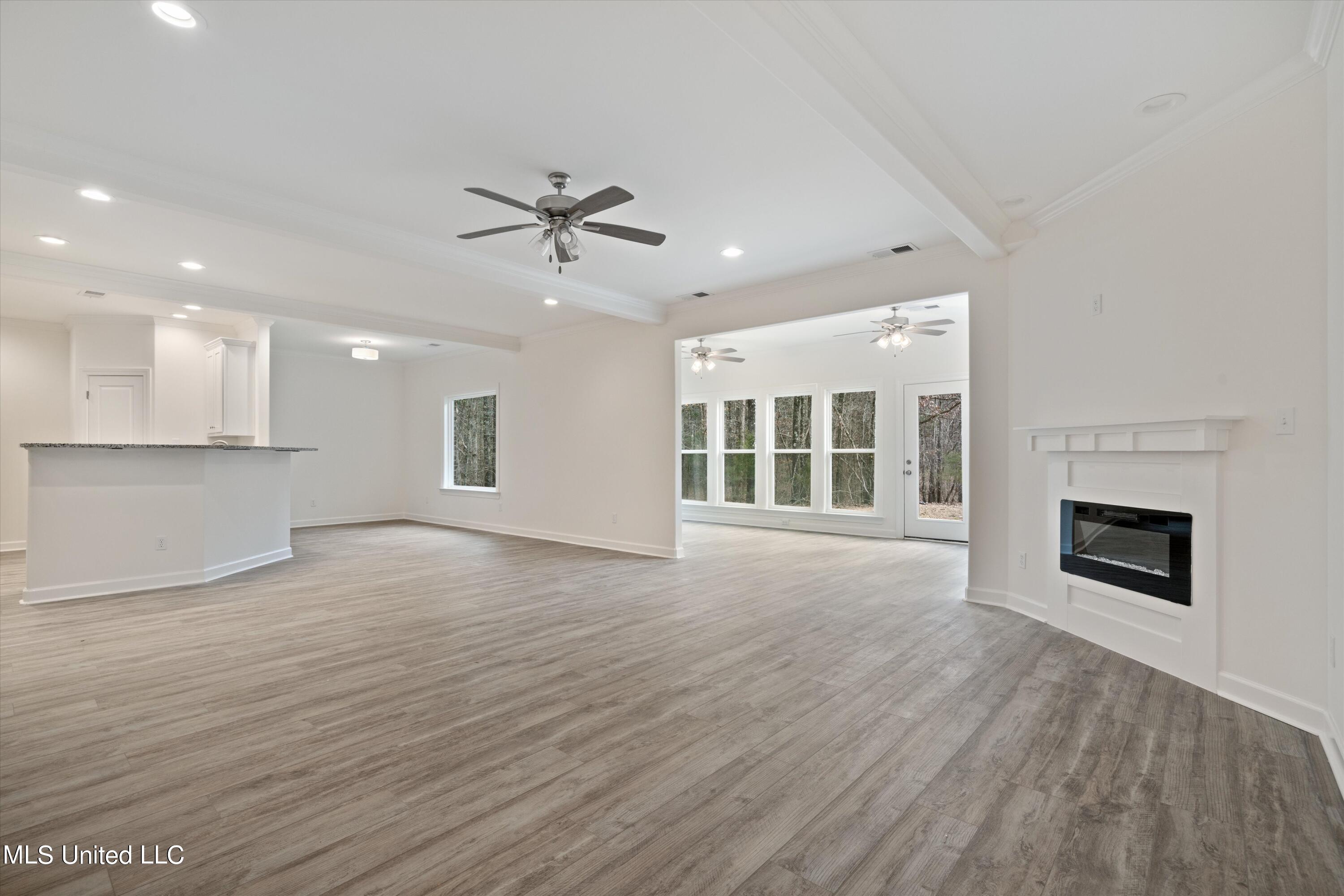 31 Scattered Oaks Drive Property Photo 7