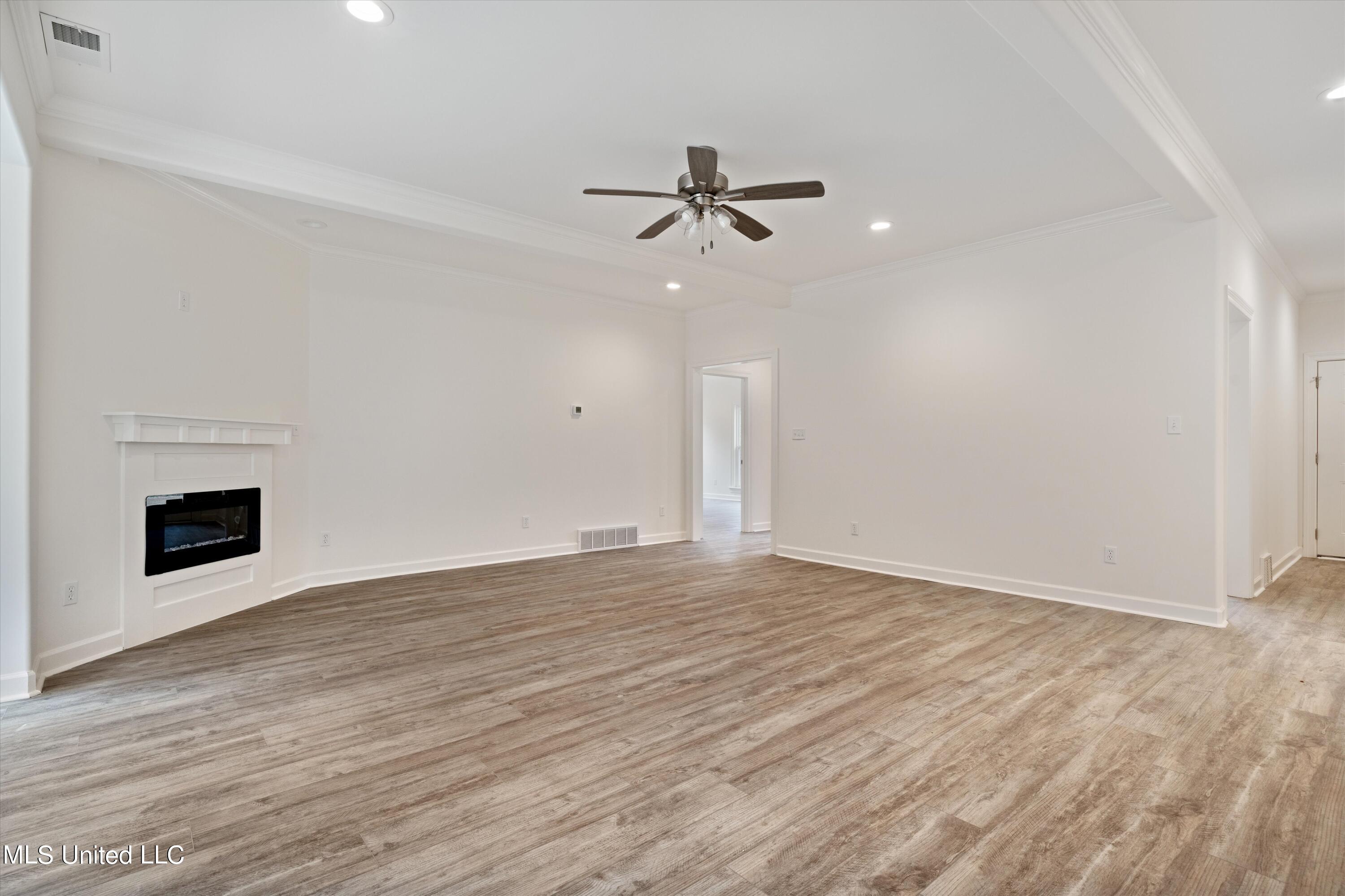 31 Scattered Oaks Drive Property Photo 8