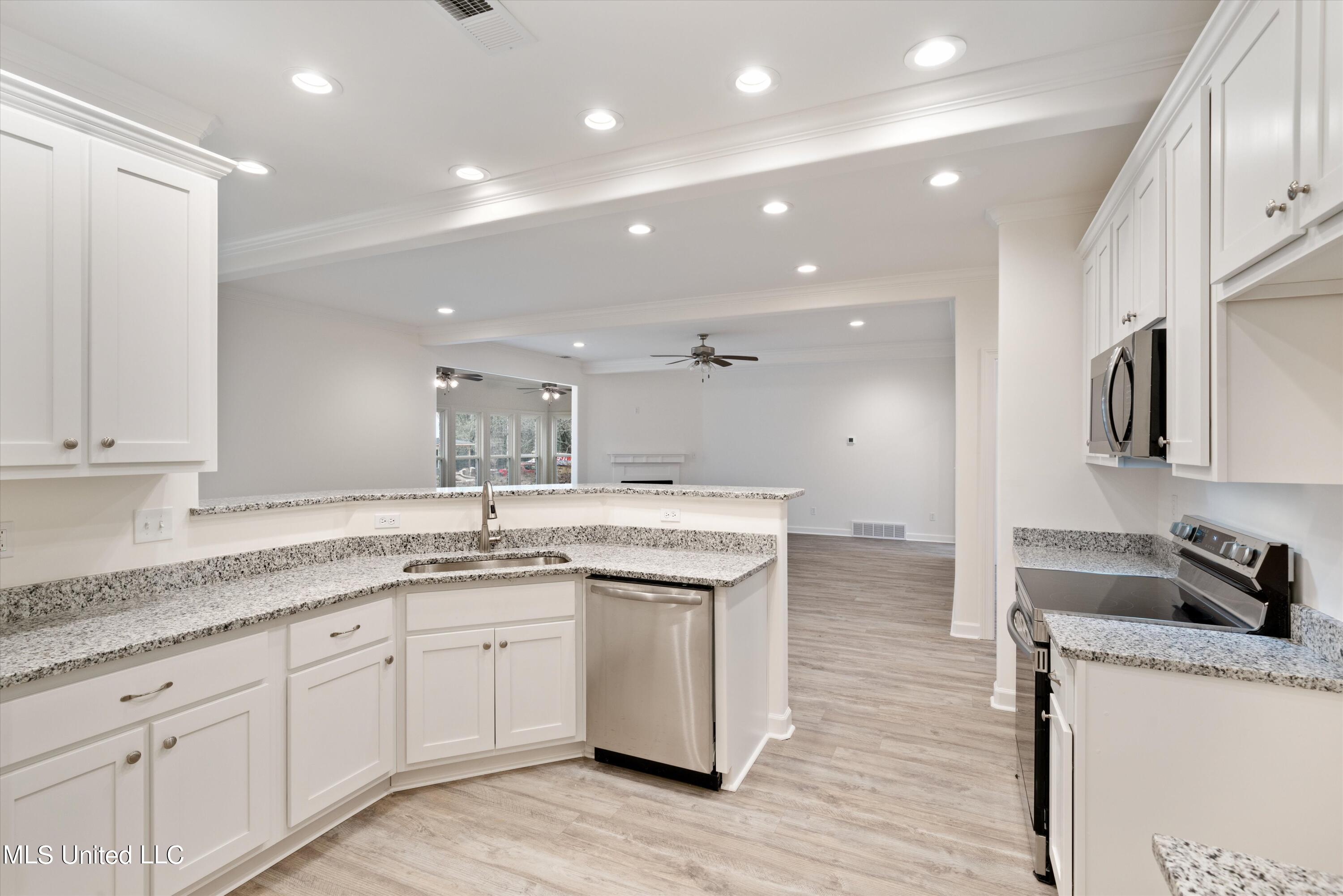 31 Scattered Oaks Drive Property Photo 15