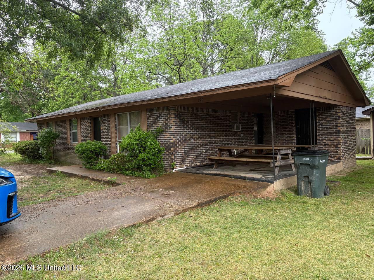 190 Greenbriar Circle Property Photo 2