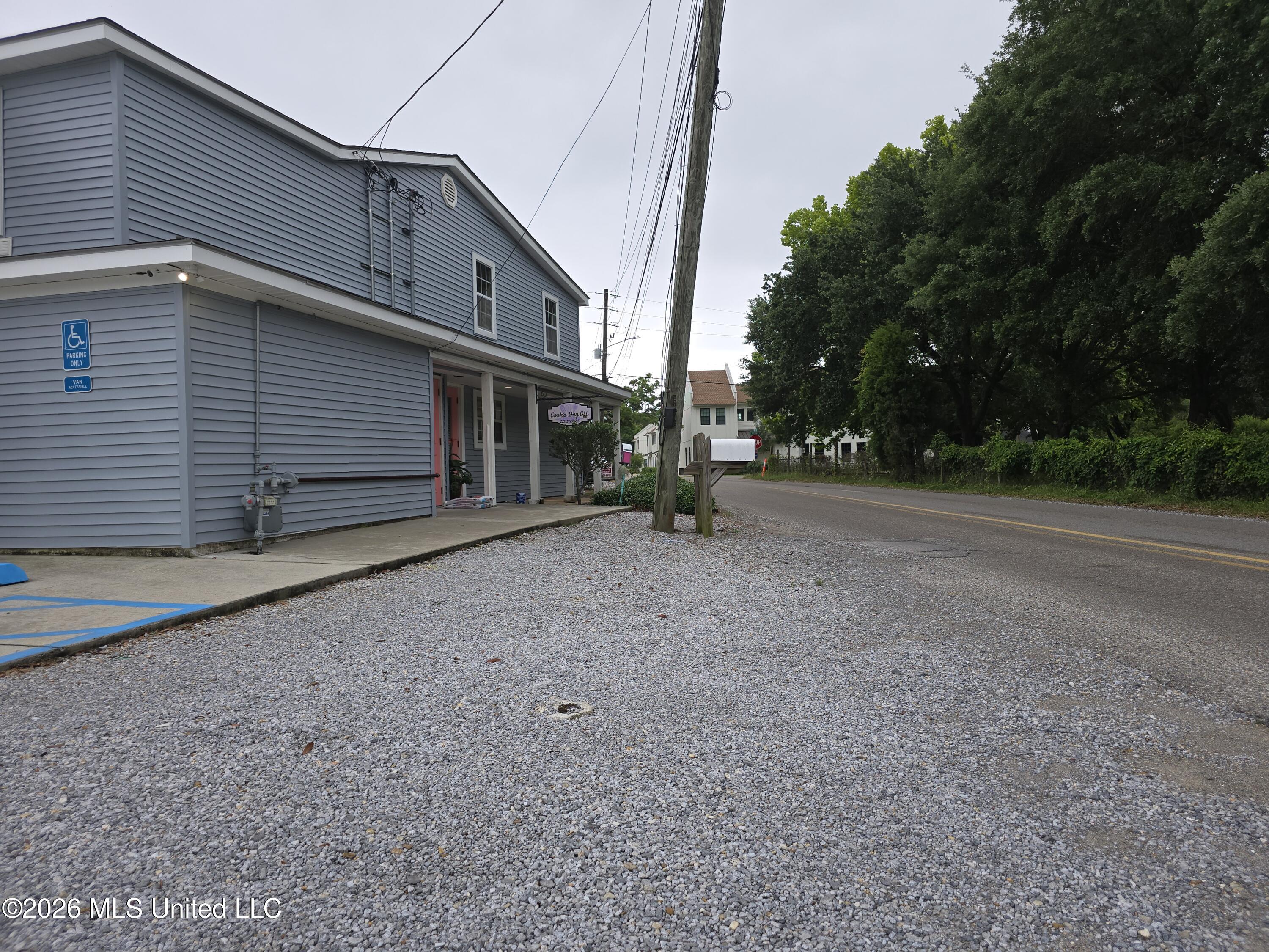 Menge Avenue Property Photo 4