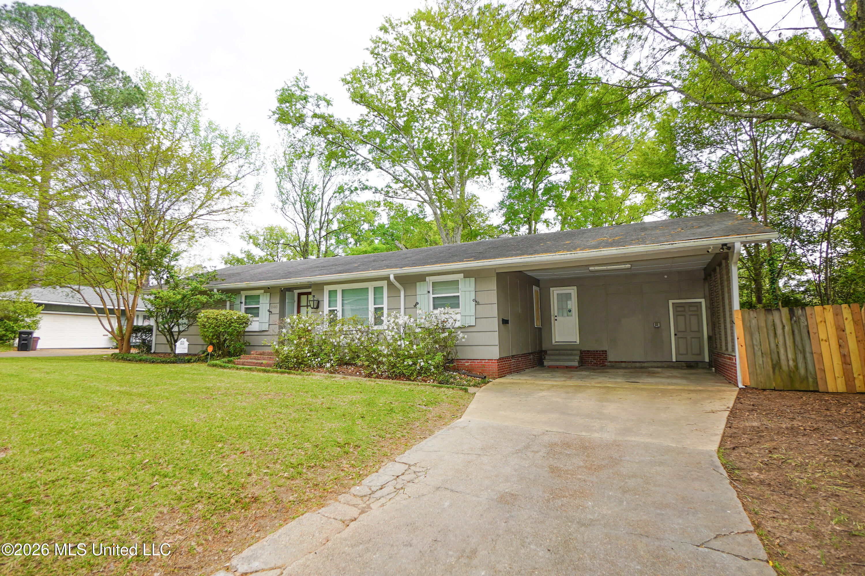 1923 Cherokee Drive Property Photo 1