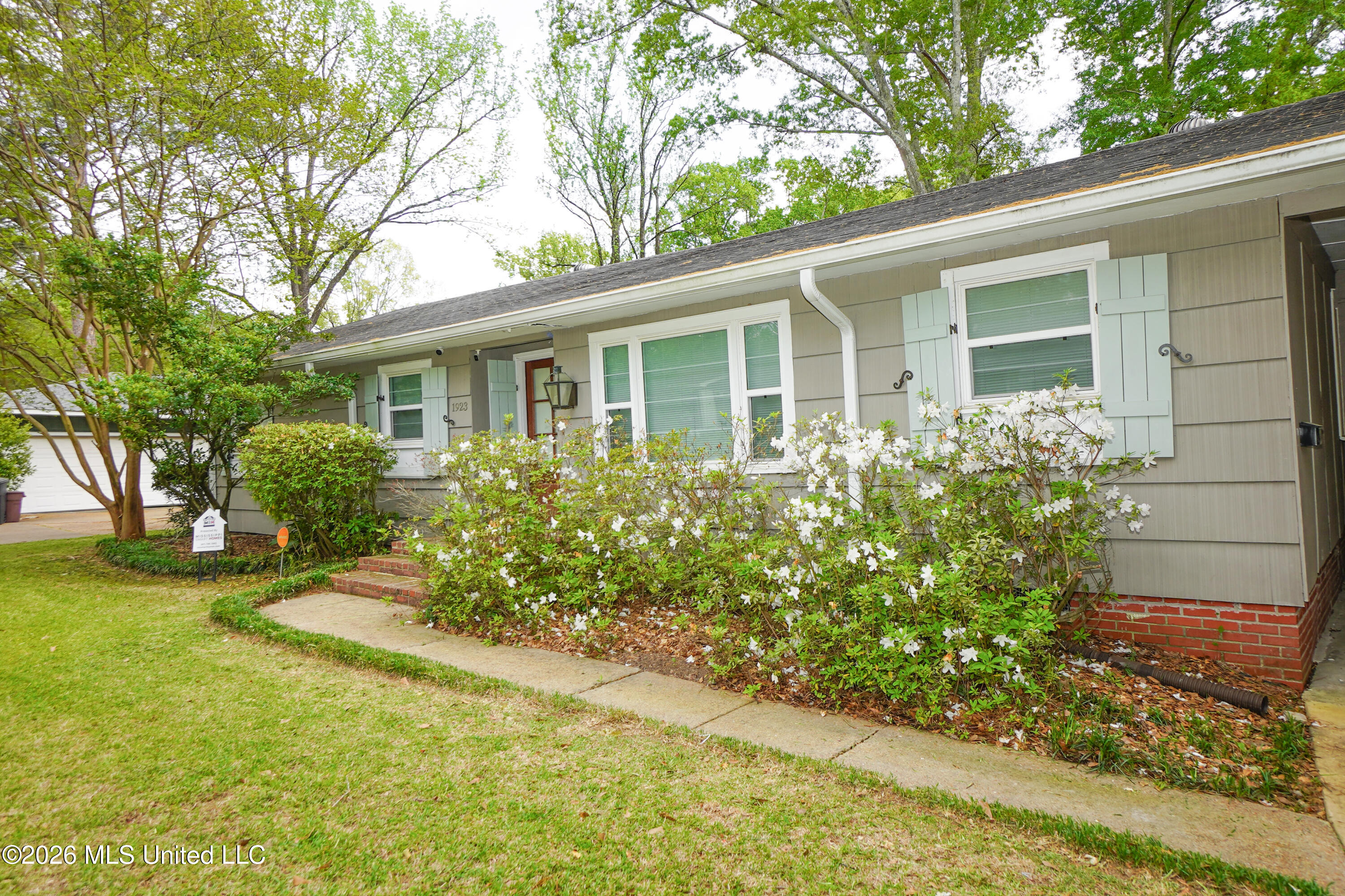 1923 Cherokee Drive Property Photo 2
