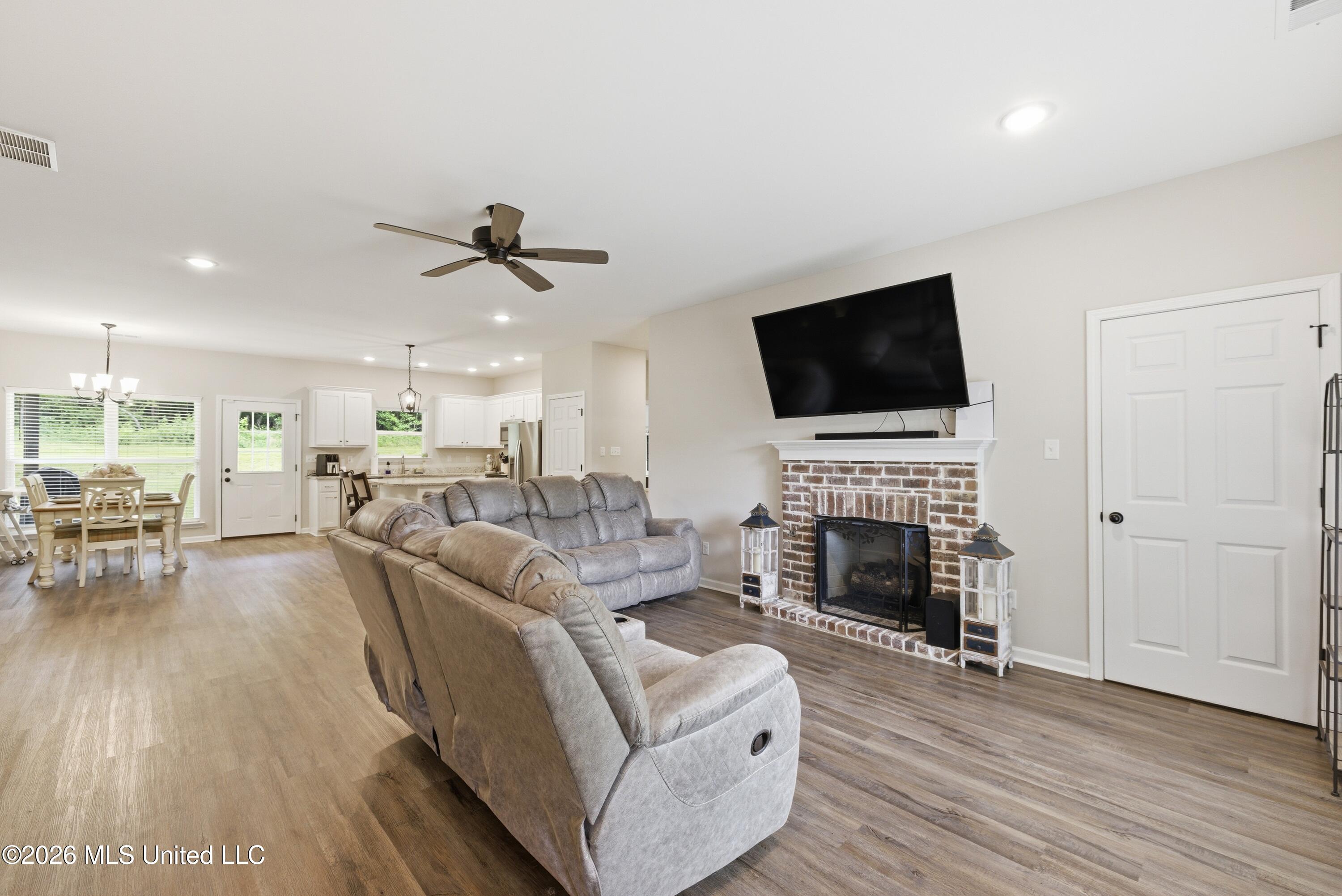 205 Clover Cove Property Photo 3