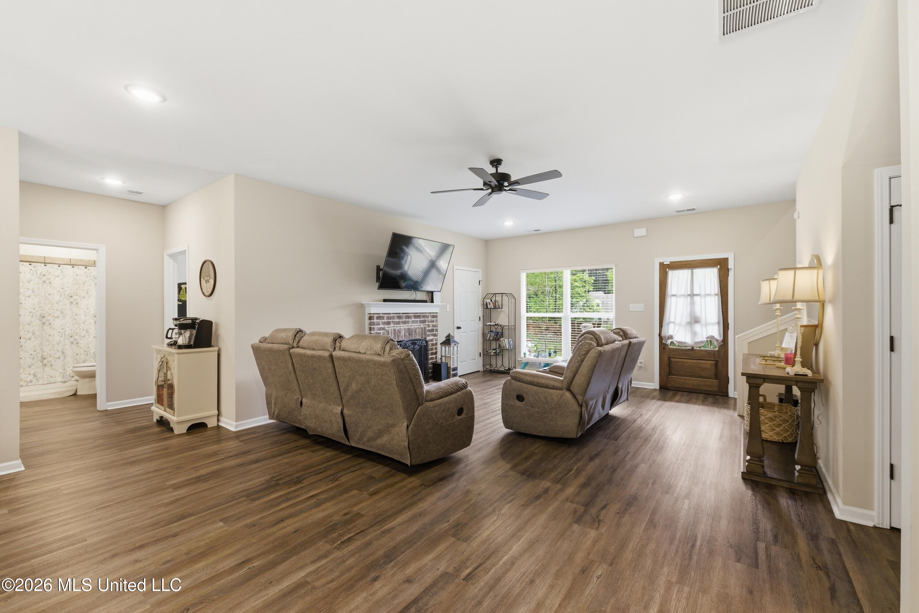 205 Clover Cove Property Photo 5