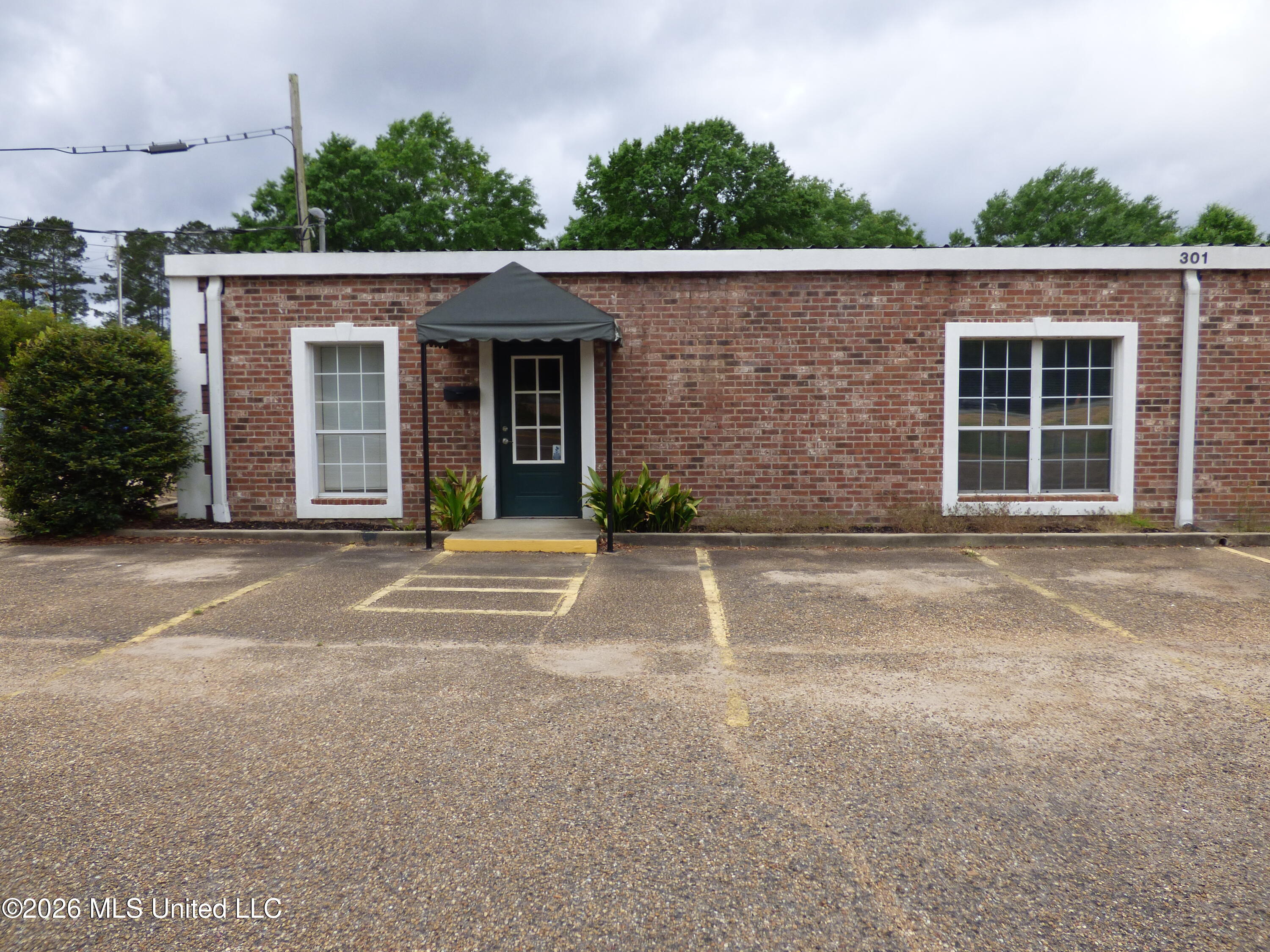301 Apache Drive Property Photo 1