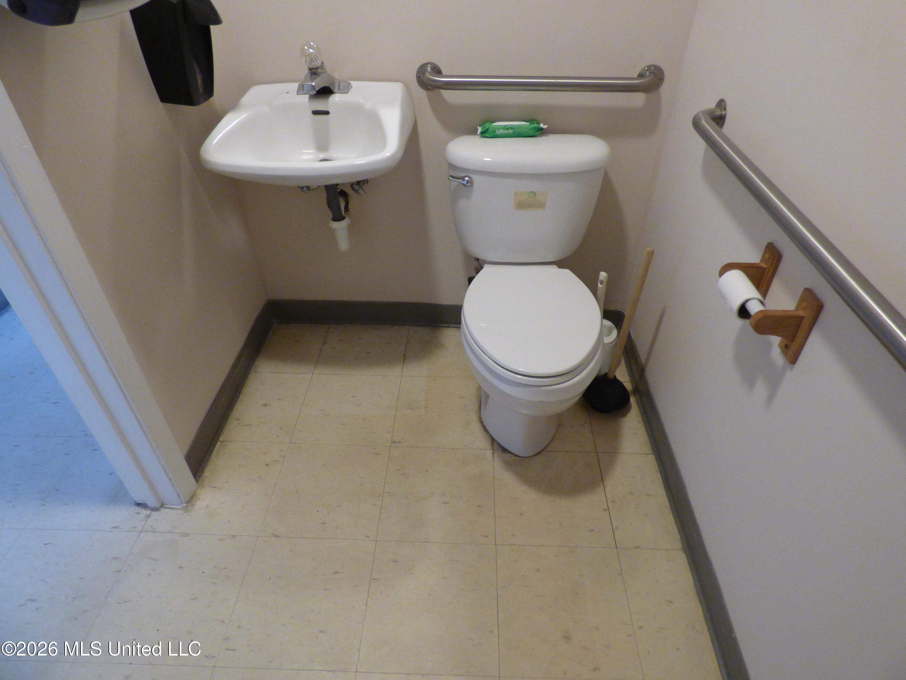 301 Apache Drive Property Photo 8
