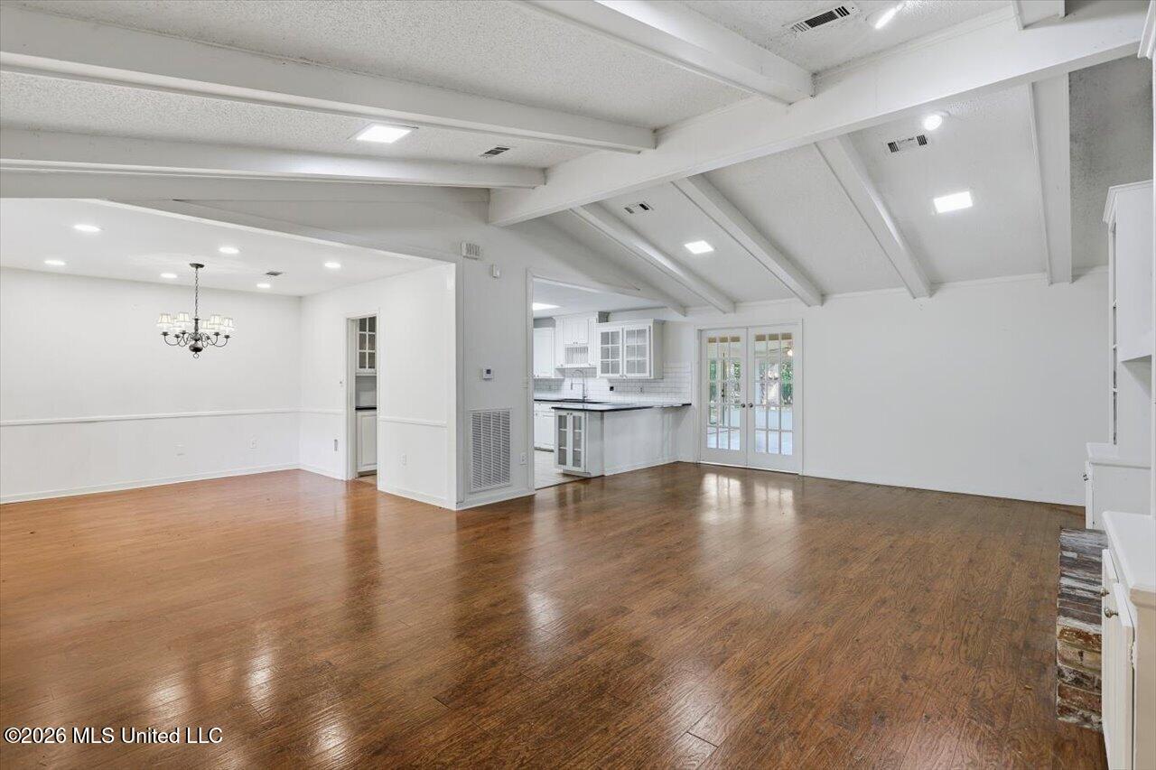 300 Whippoorwill Road Property Photo 6
