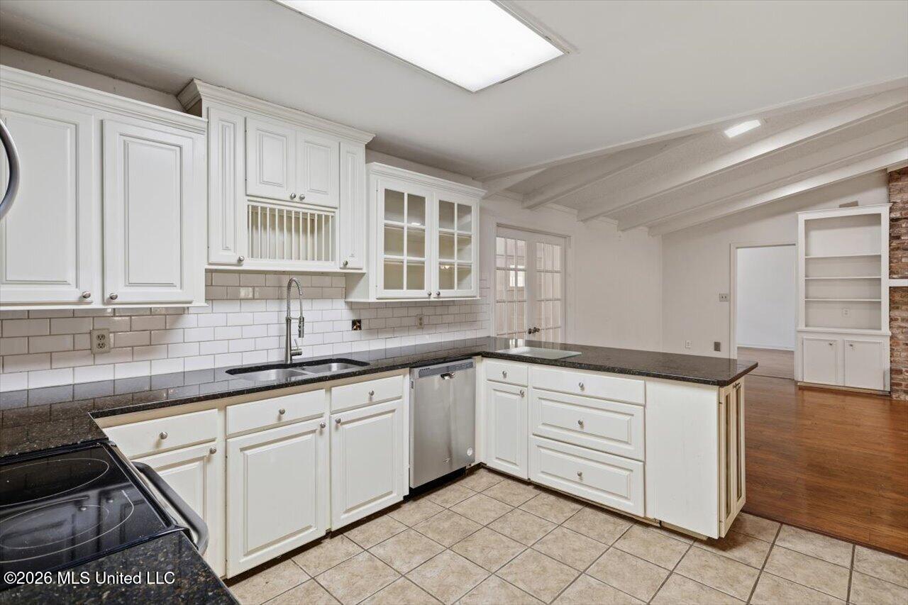 300 Whippoorwill Road Property Photo 9