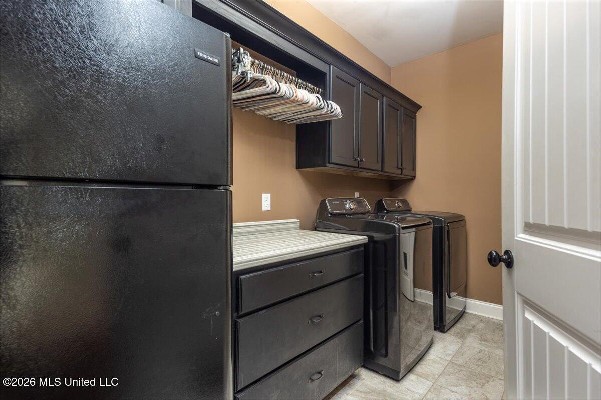 5345 E Pointe Drive Property Photo 8