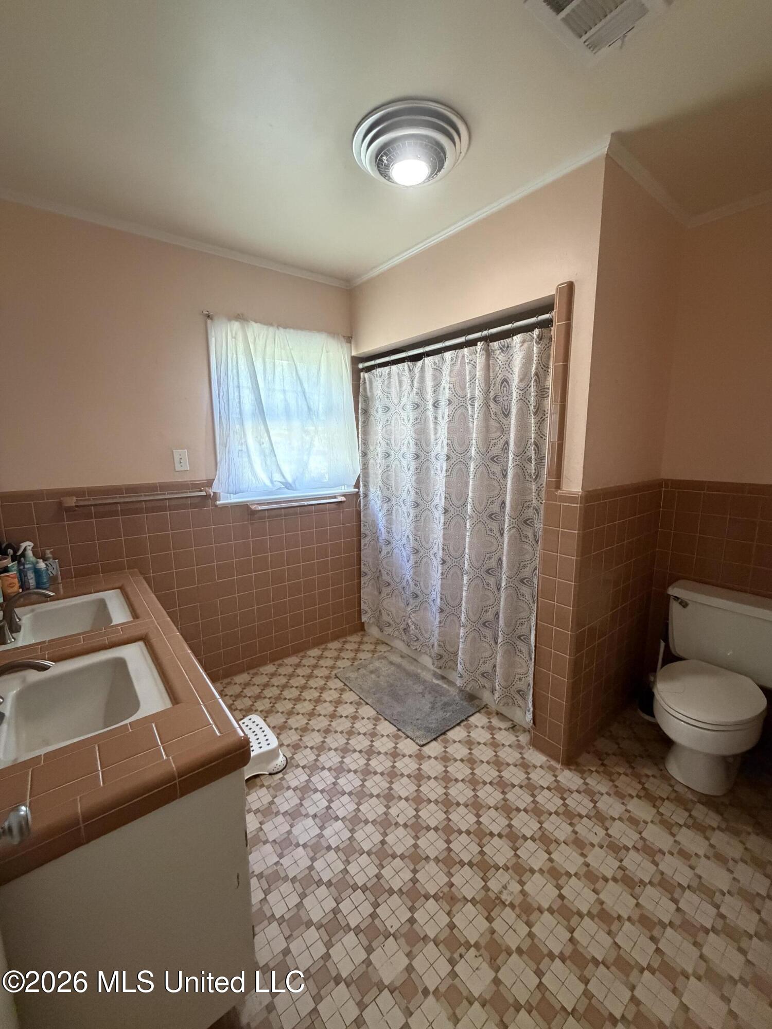 211 Glenwood Drive Property Photo 7